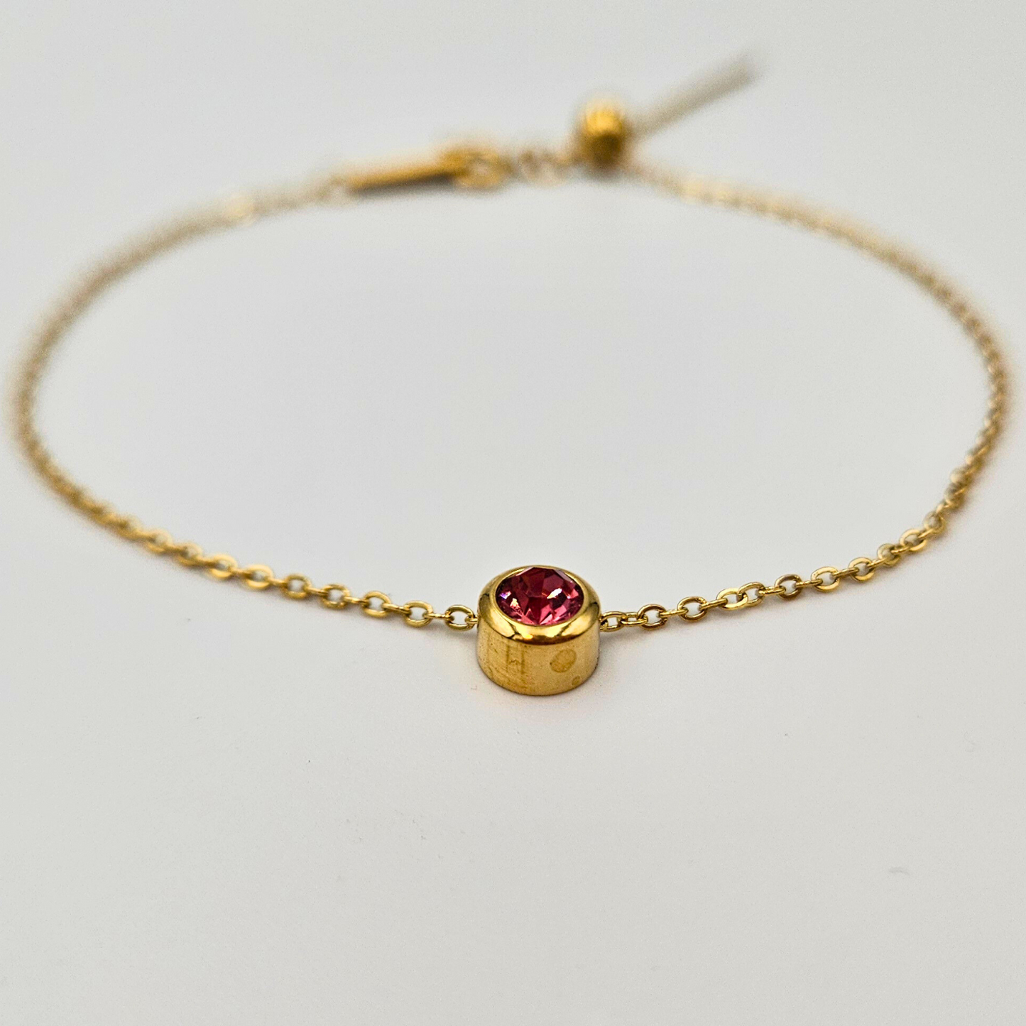 Armband van goldplated stainless steel met geboortesteen van juli: lichte robijn