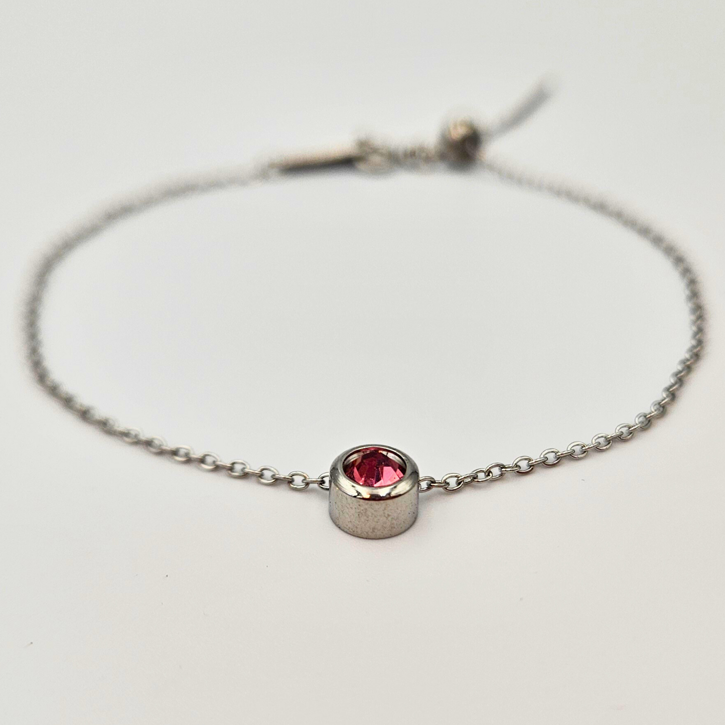 Armband gemaakt van stainless steel met geboortesteen van juli: lichte robijn