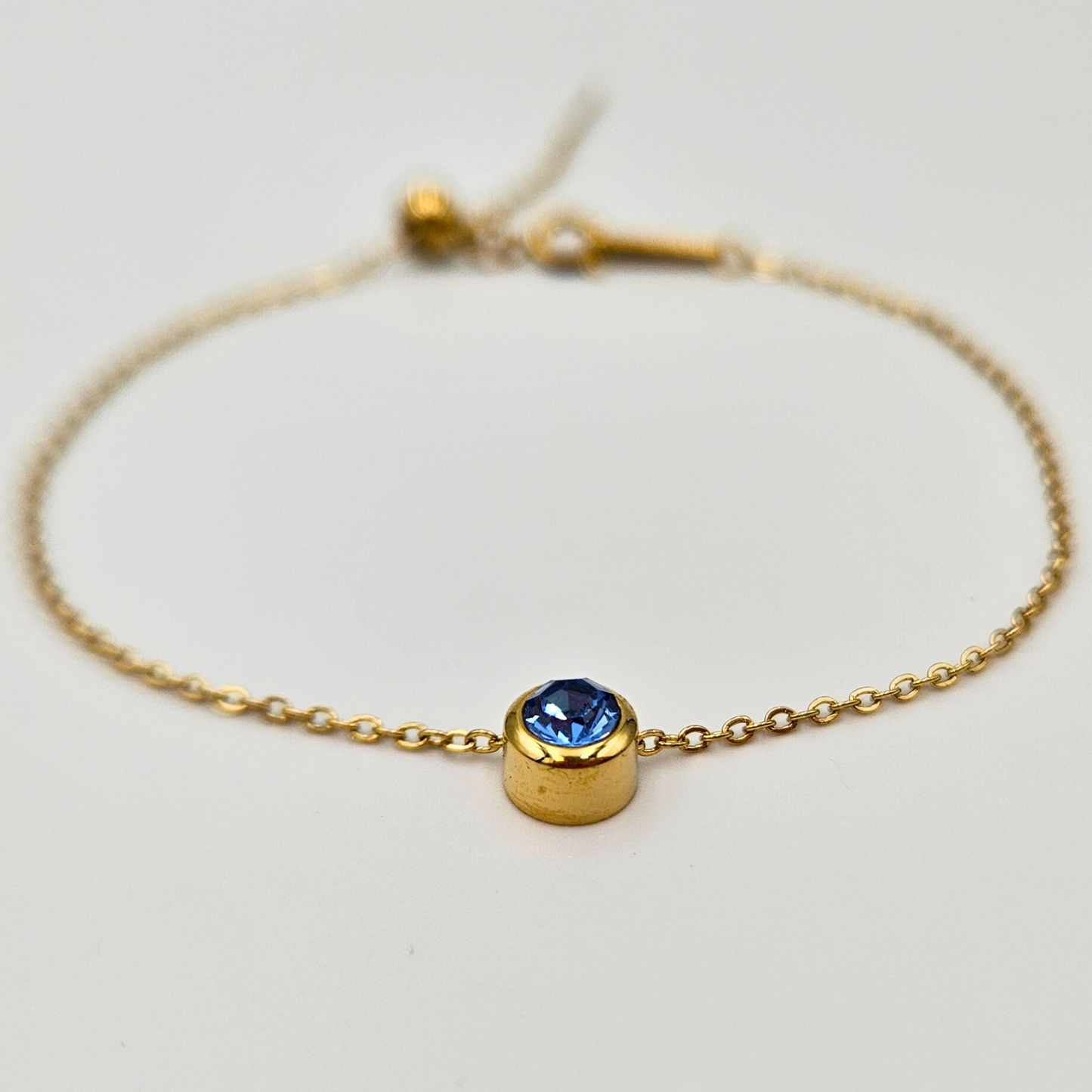 Armband van goldplated stainless steel met geboortesteen van maart: aquamarijn