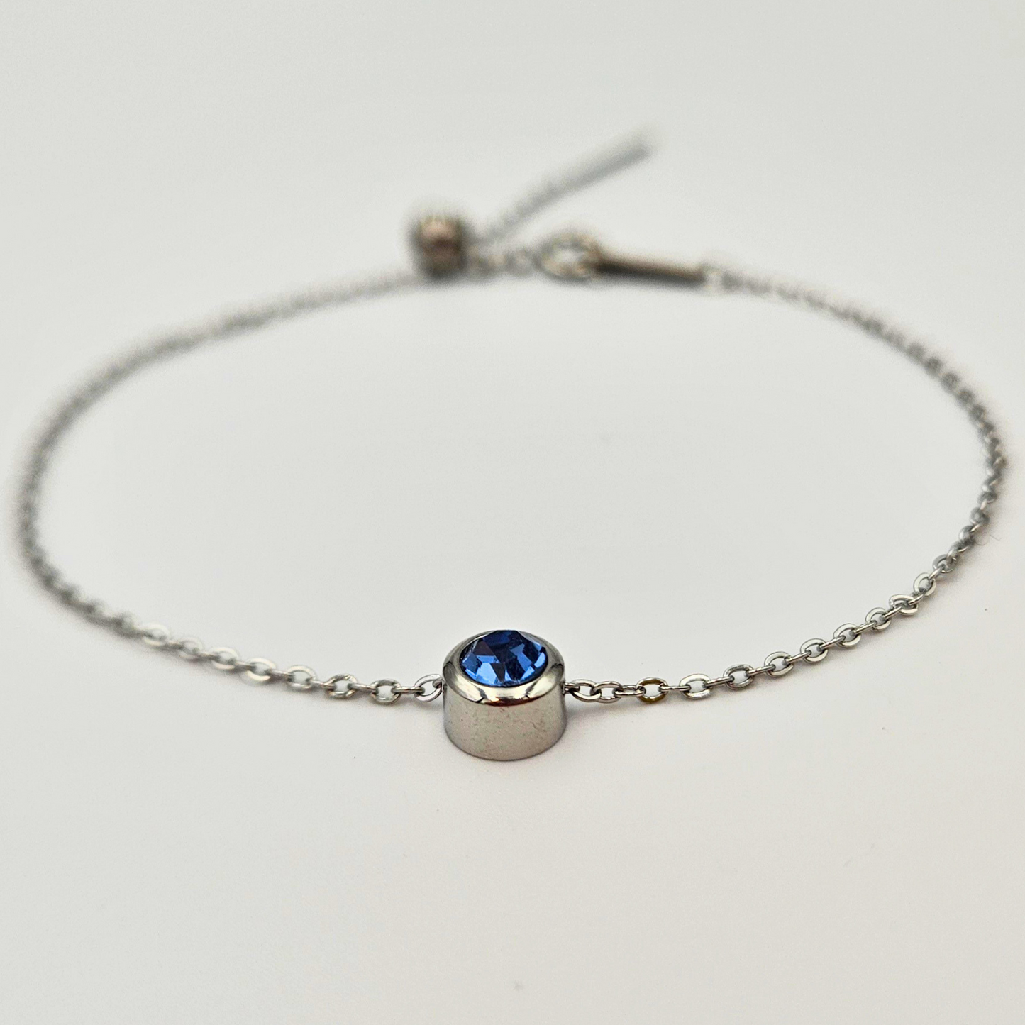 Armband gemaakt van stainless steel met geboortesteen van maart: aquamarijn