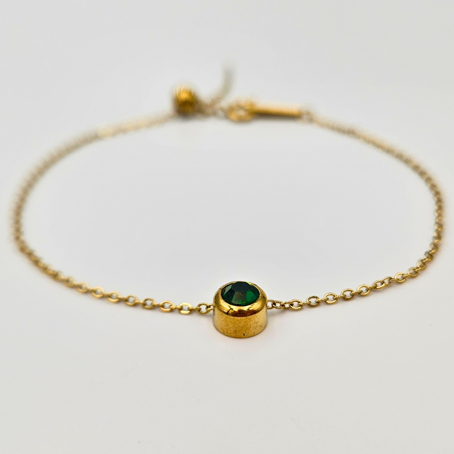 Armband van goldplated stainless steel met geboortesteen van mei: smaragd