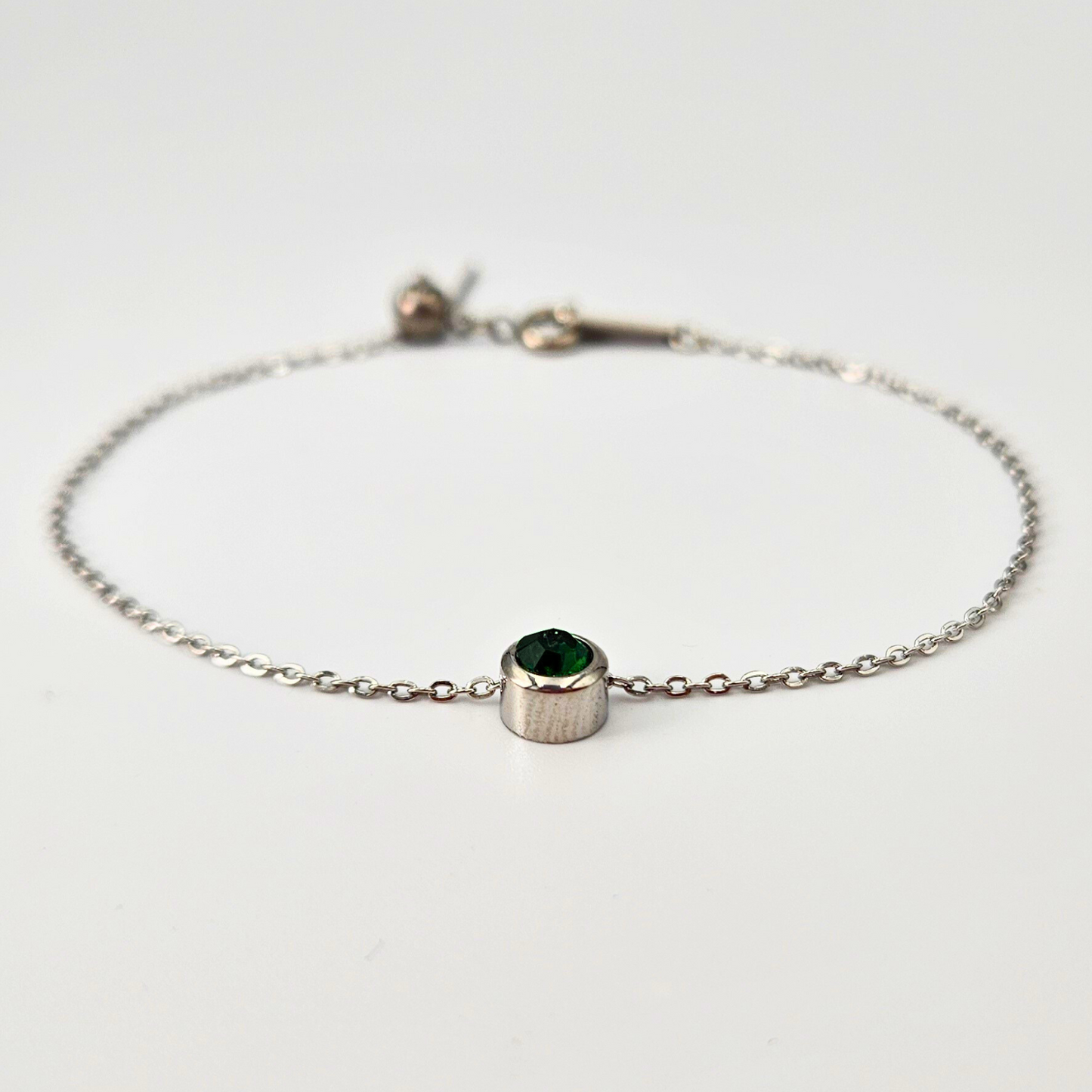 Armband gemaakt van stainless steel met geboortesteen van de maand mei: smaragd