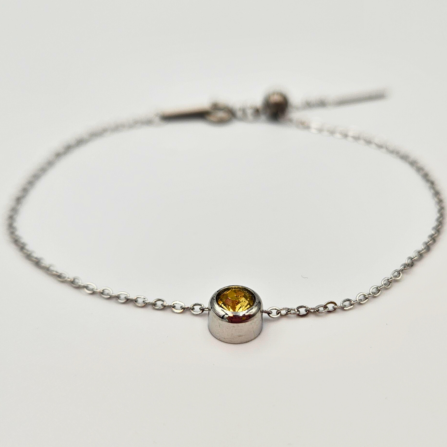 Armband gemaakt van stainless steel met geboortesteen van november: citrien