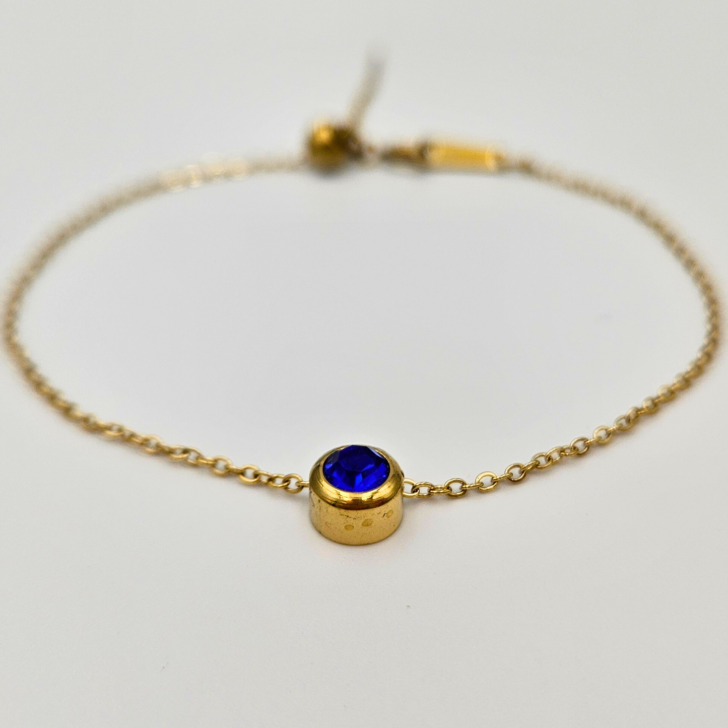 Armband van goldplated stainless steel met geboortesteen van september: saffier