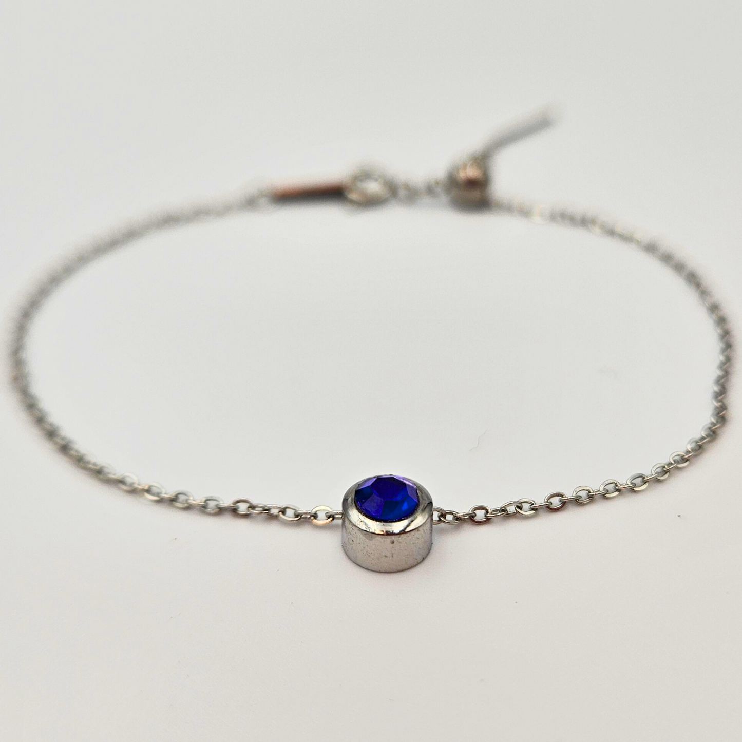 Armband gemaakt van stainless steel met geboortesteen van september: saffier
