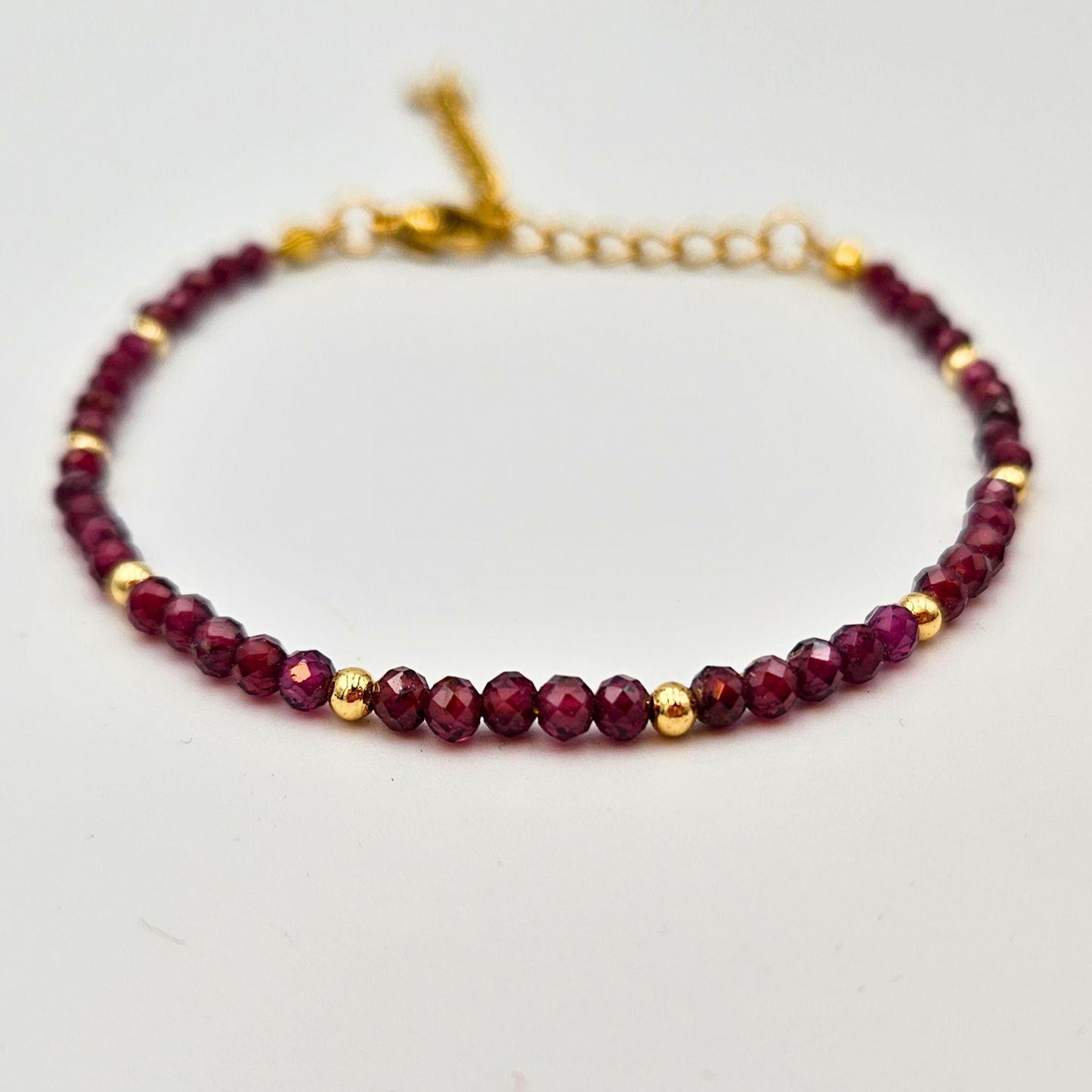 Armband van facetgeslepen granaat afgewerkt met goldplated stainless steel