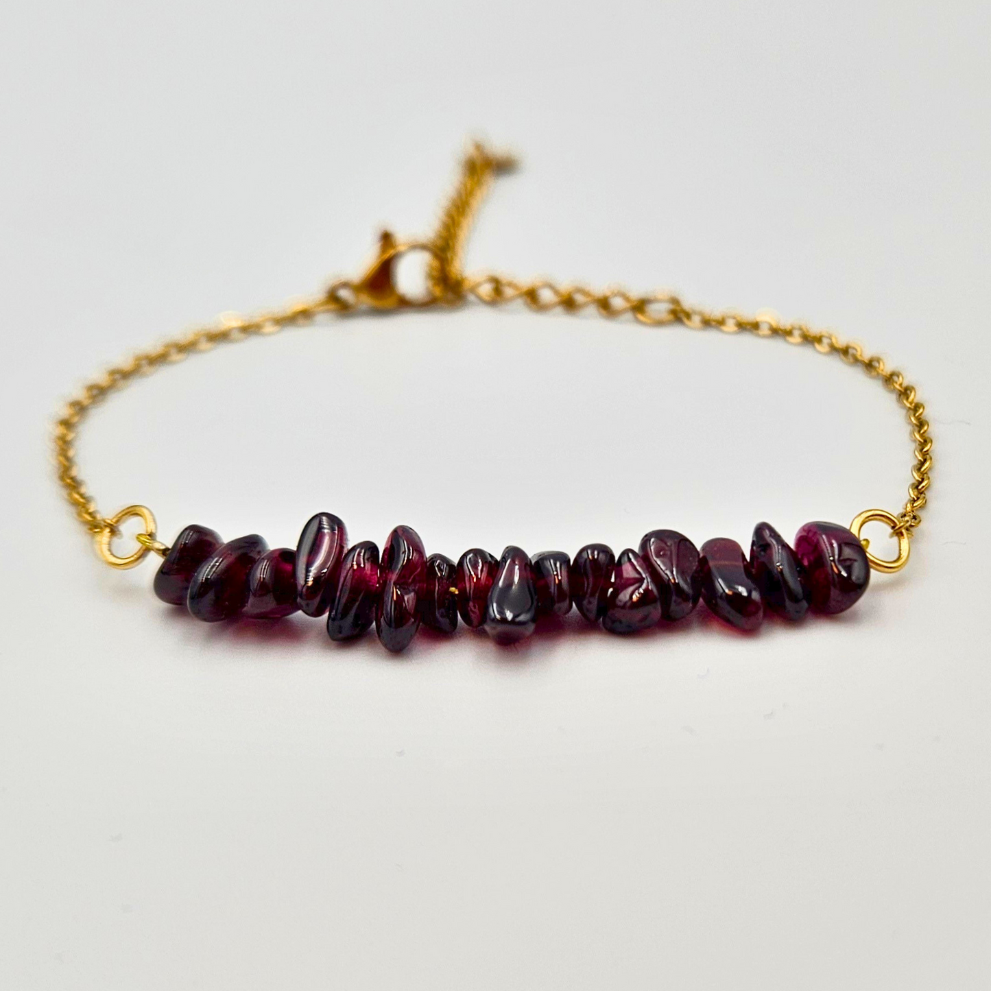 Armband van goldplated stainless steel met granaat split