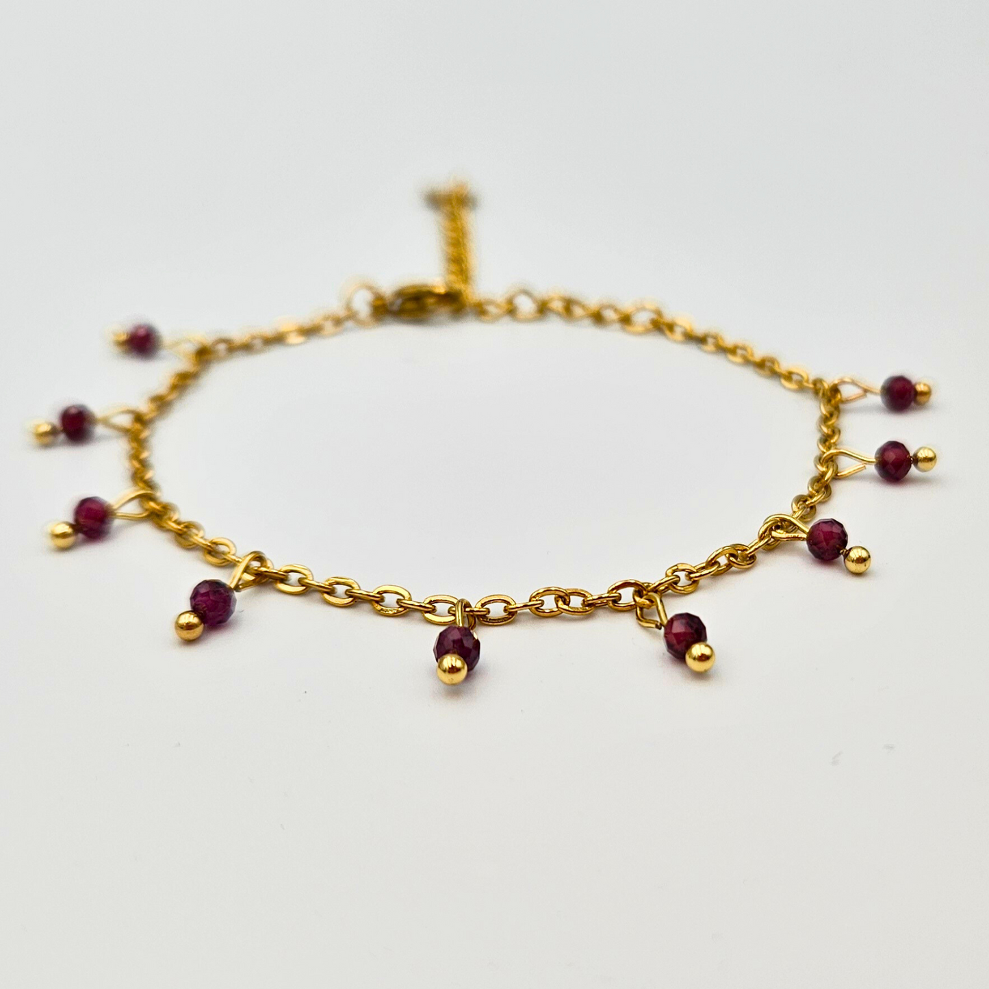 Armband van goldplated stainless steel met facetgeslepen granaat