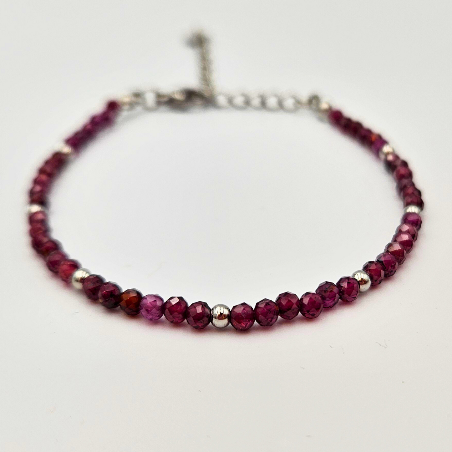 Armband van facetgeslepen granaat afgewerkt met zilverkleurig stainless steel