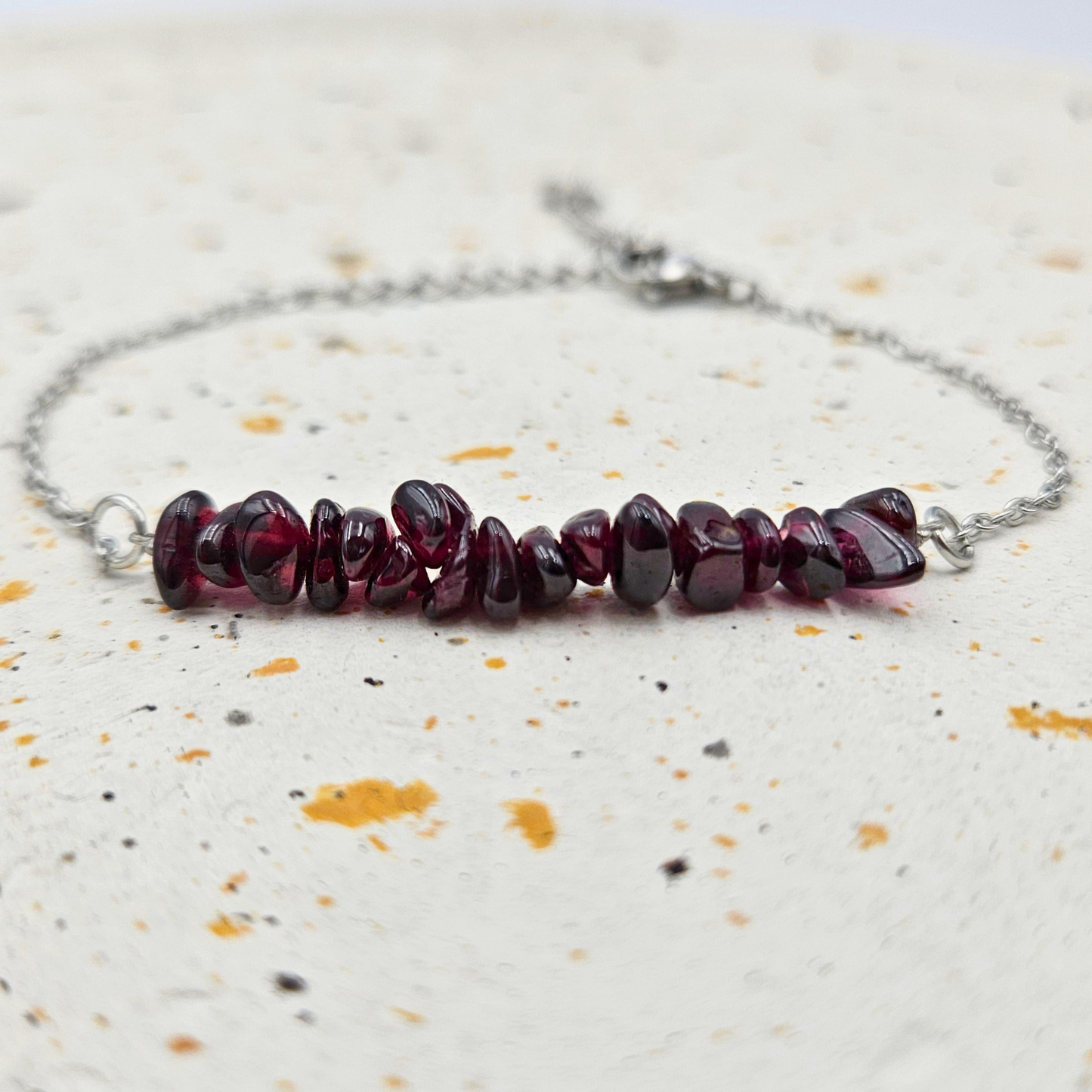 Armband gemaakt van stainless steel met granaat split