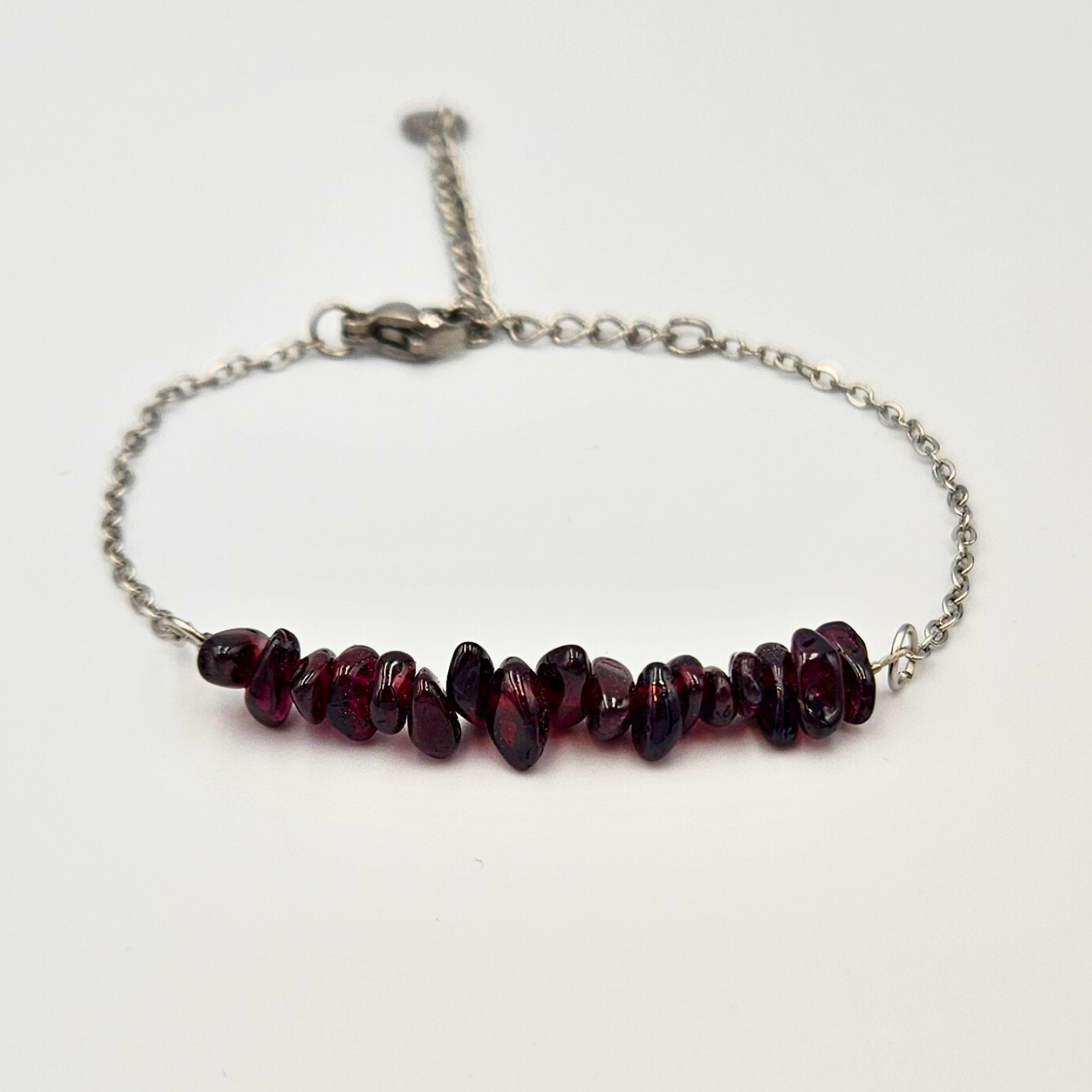 Armband gemaakt van stainless steel met granaat split