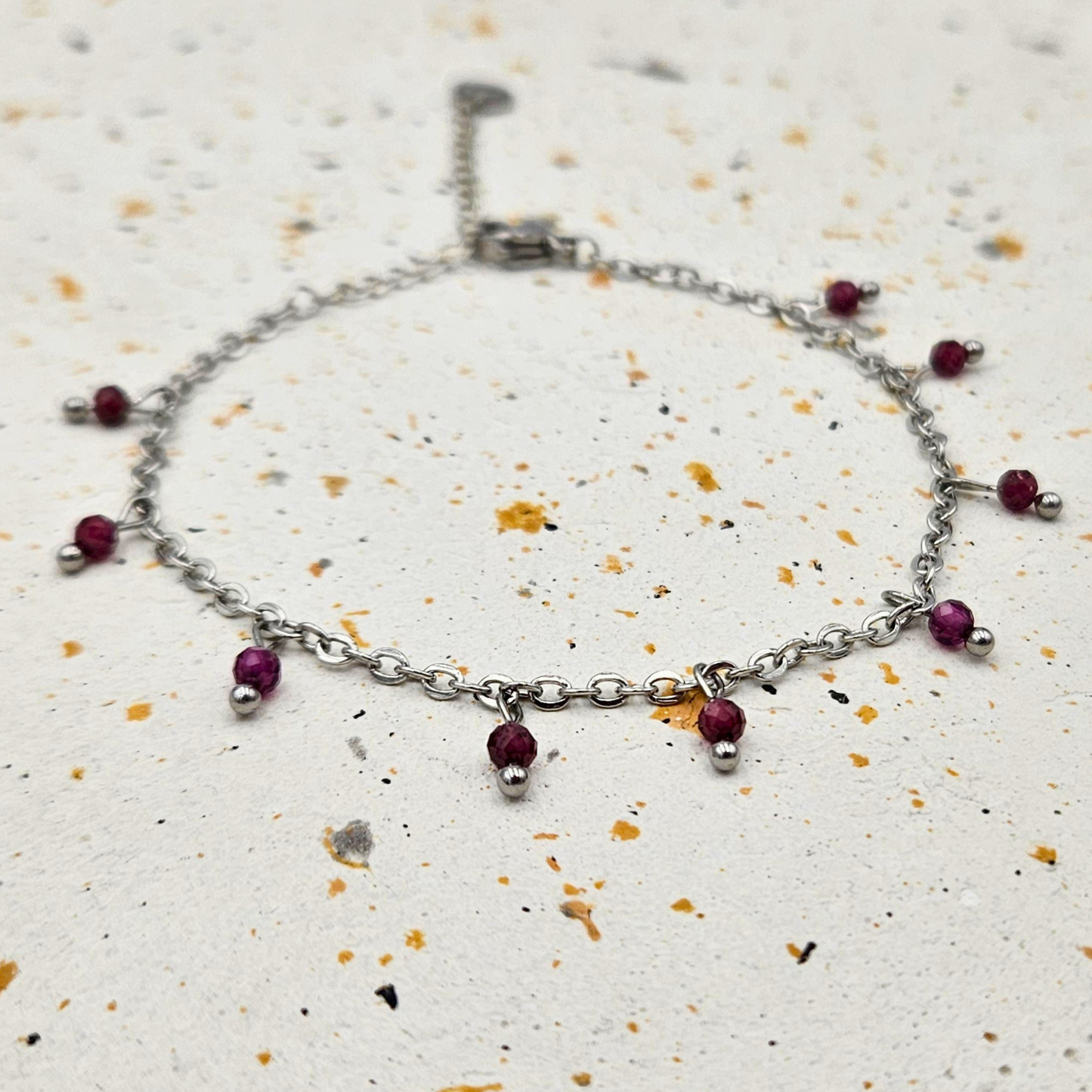 Armband gemaakt van stainless steel met facetgeslepen granaat edelsteentjes