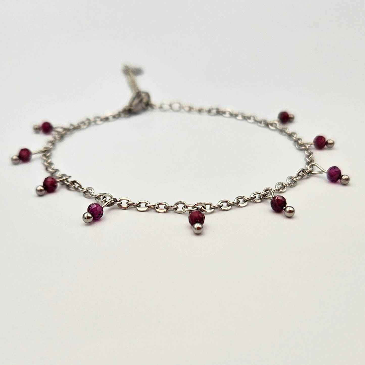 Armband gemaakt van stainless steel met facetgeslepen granaat edelsteentjes