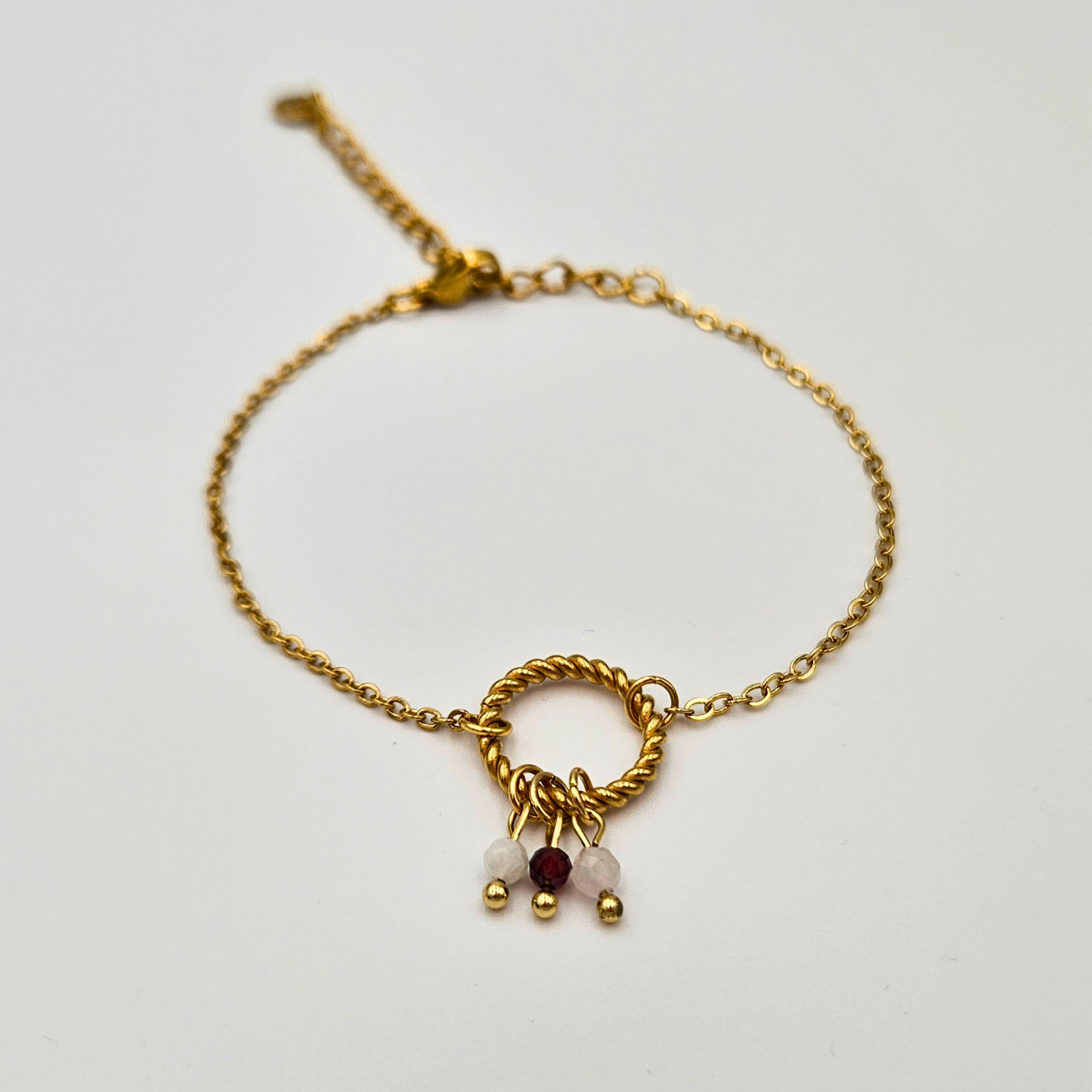 Armband van goldplated stainless steel met facetgeslepen maansteen, granaat en rozenkwarts