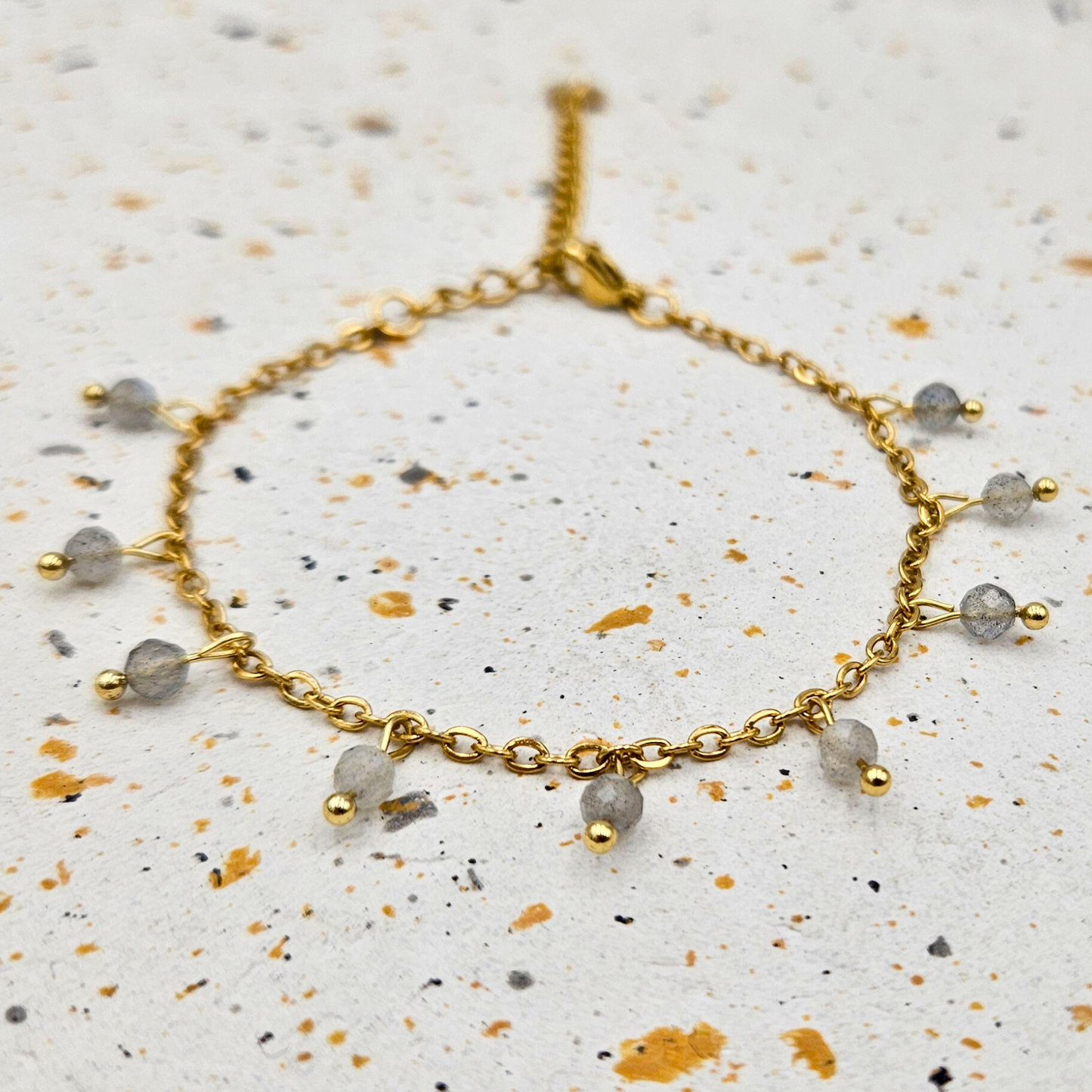 Armband van goldplated stainless steel met facetgeslepen labradoriet