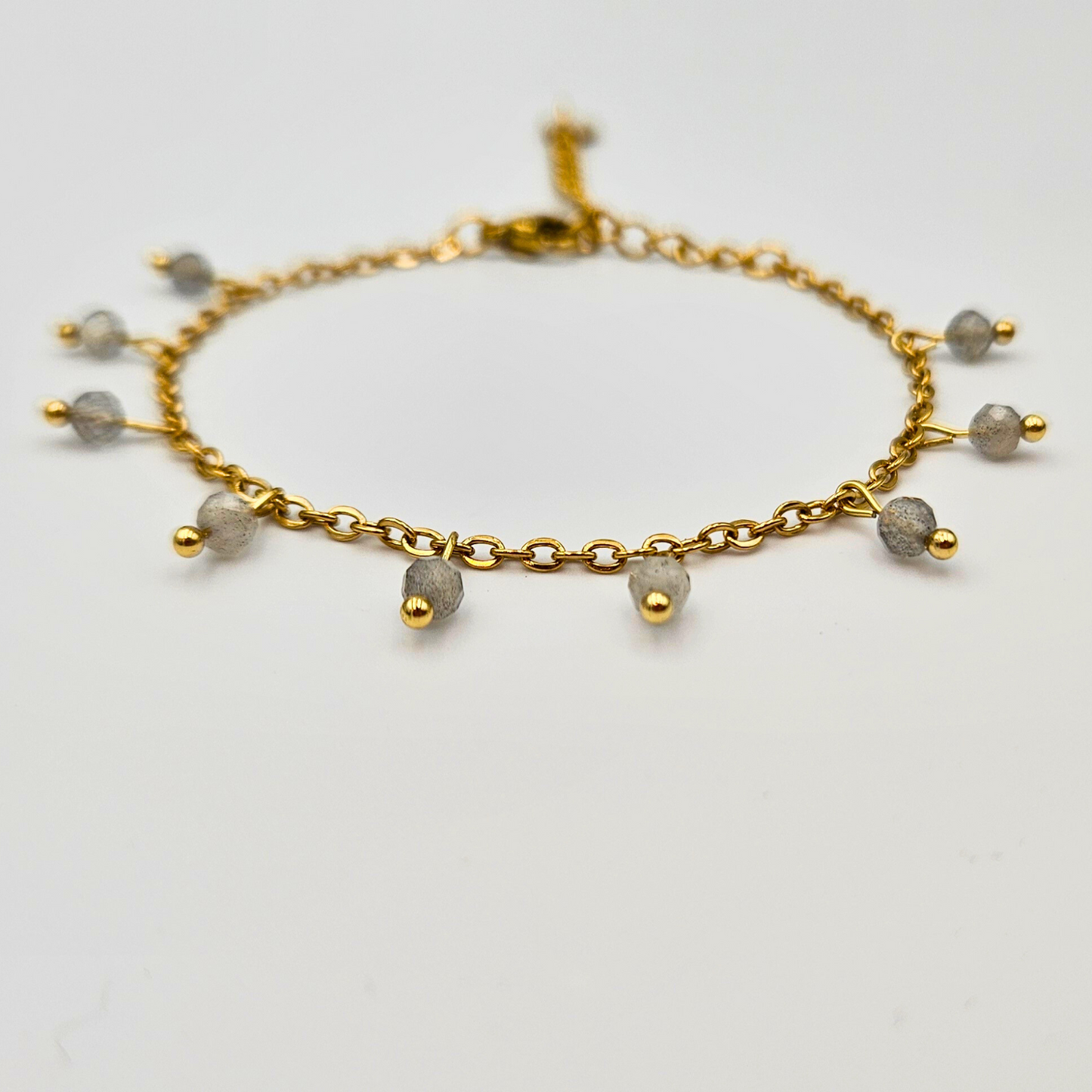 Armband van goldplated stainless steel met facetgeslepen labradoriet