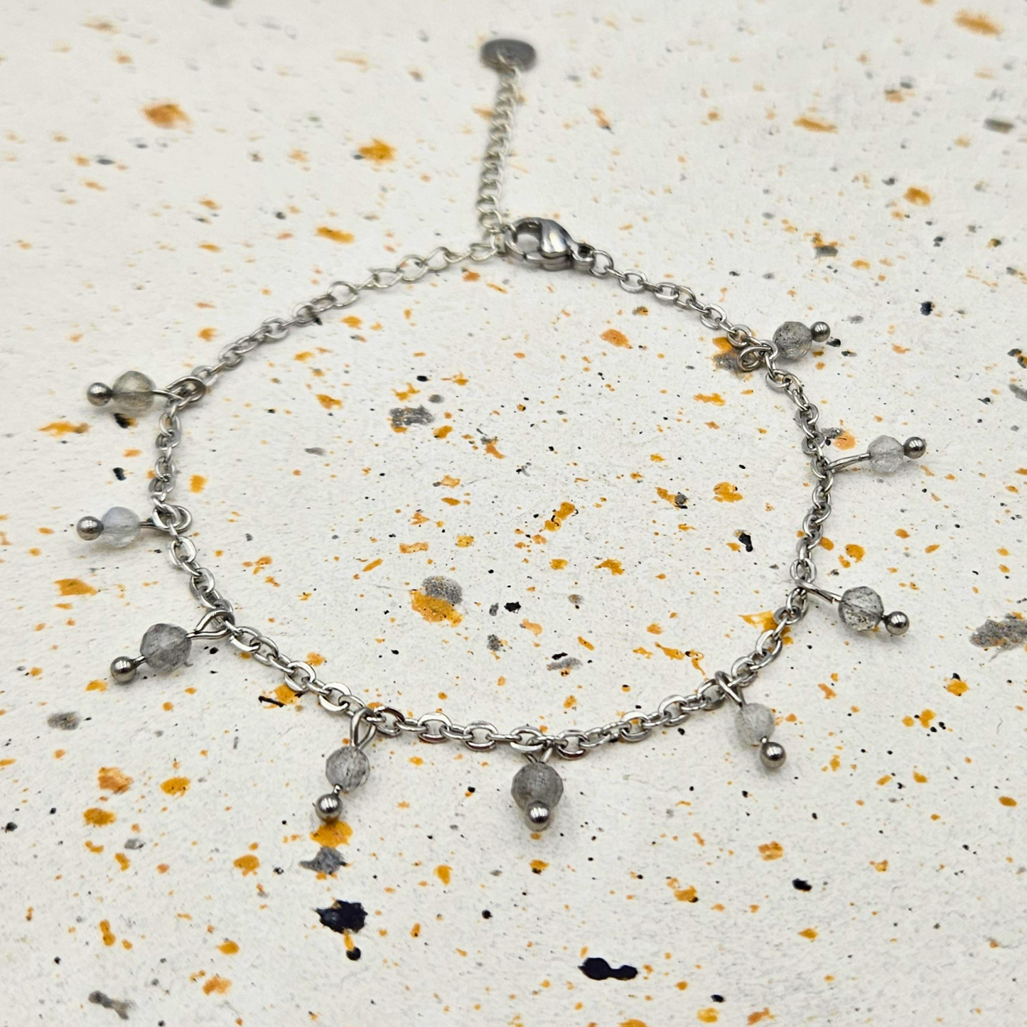 Armband gemaakt van stainless steel met facetgeslepen labradoriet edelsteentjes