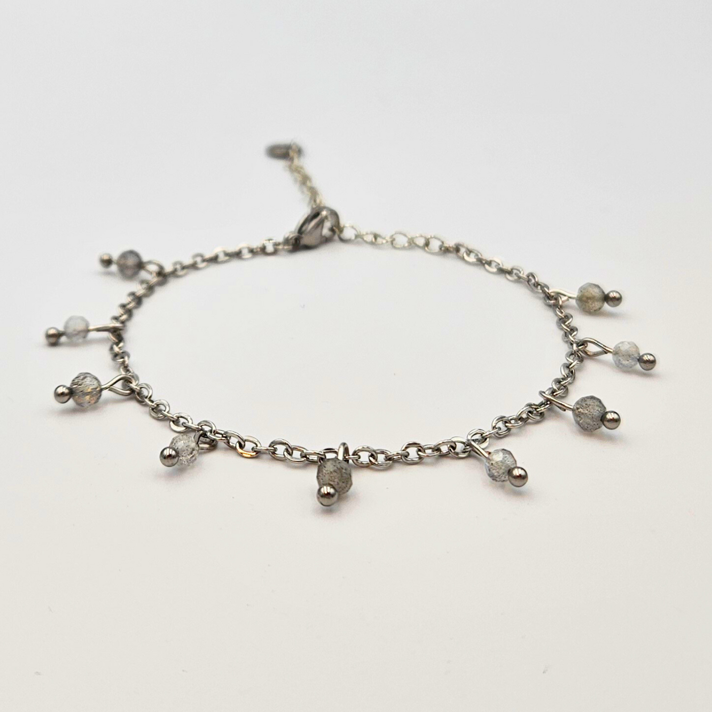 Armband gemaakt van stainless steel met facetgeslepen labradoriet edelsteentjes