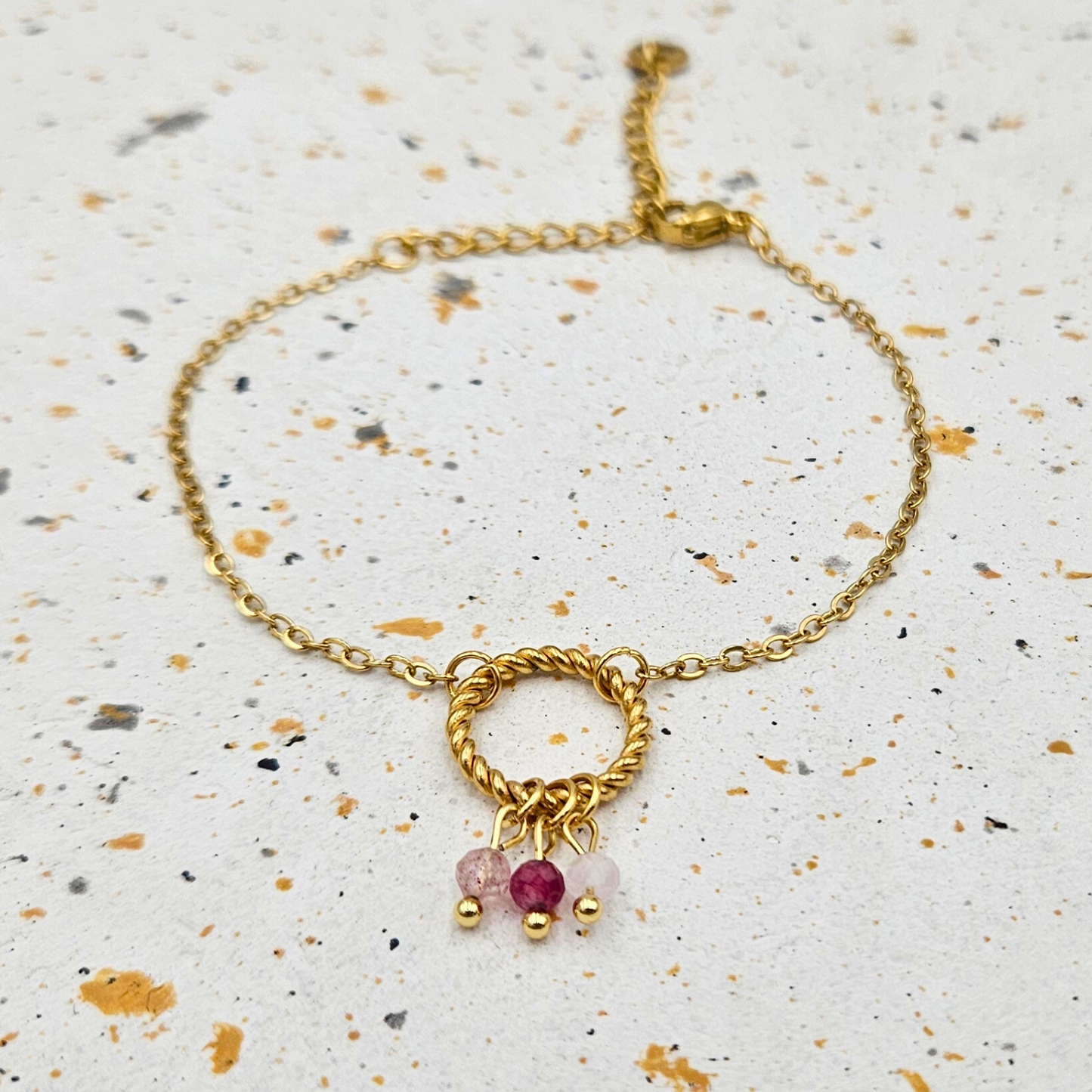 Armband van goldplated stainless steel met facetgeslepen aardbeienkwarts, toermalijn en rozenkwarts