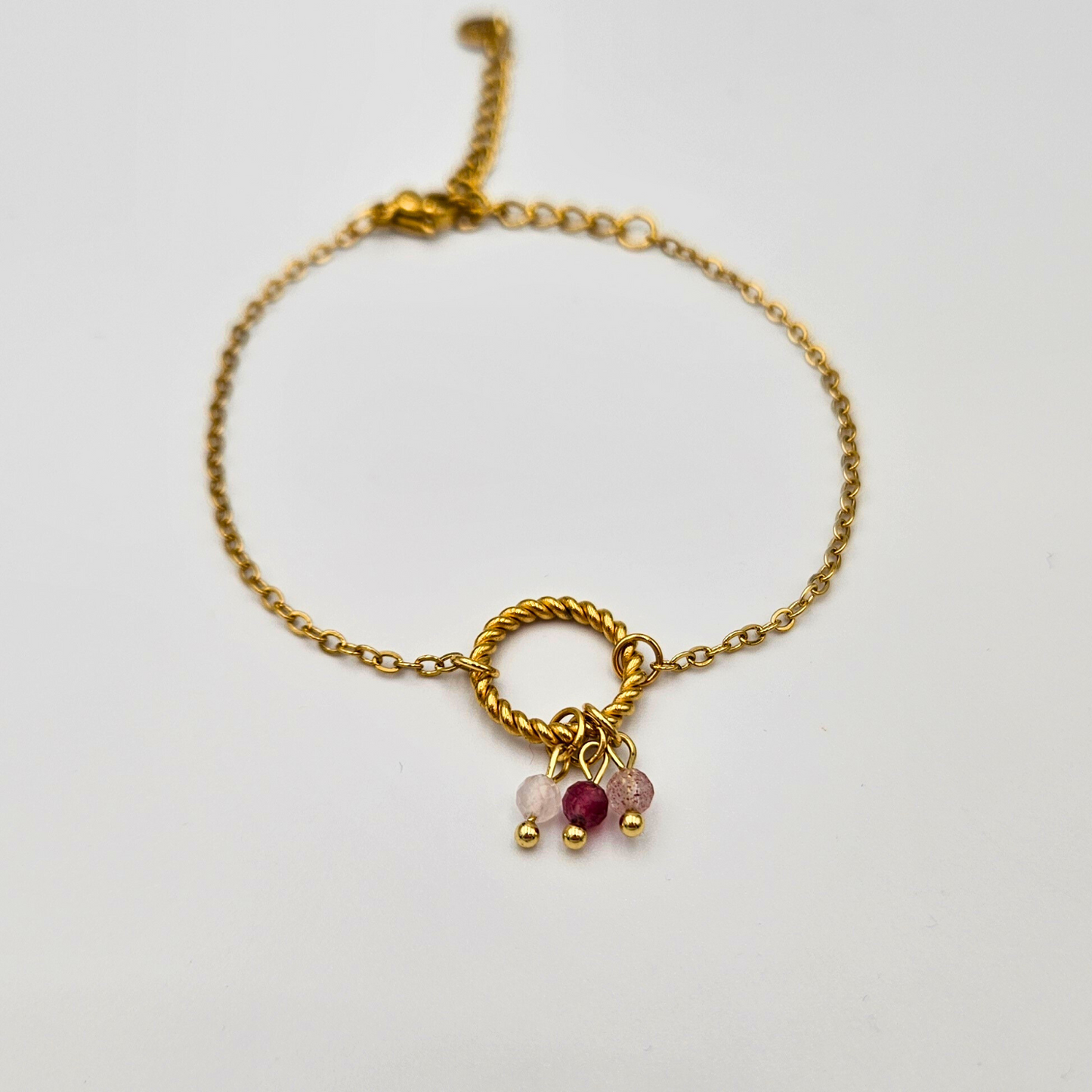 Armband van goldplated stainless steel met facetgeslepen aardbeienkwarts, toermalijn en rozenkwarts