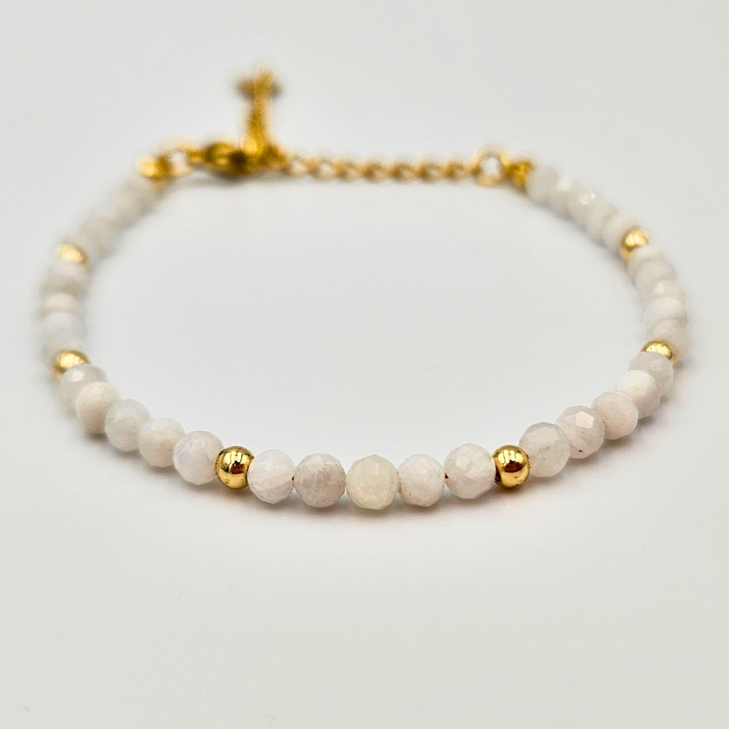 Armband van facetgeslepen maansteen afgewerkt met goldplated stainless steel
