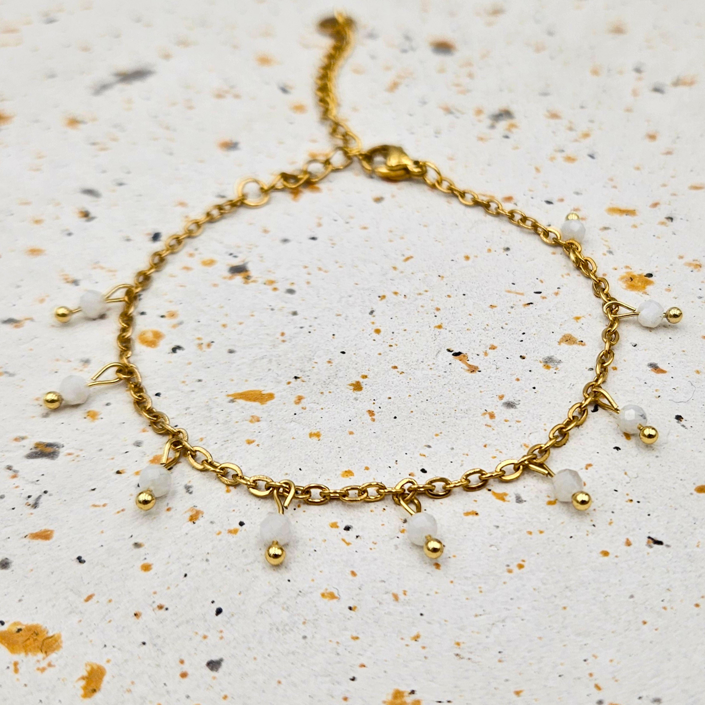 Armband van goldplated stainless steel met facetgeslepen maansteen