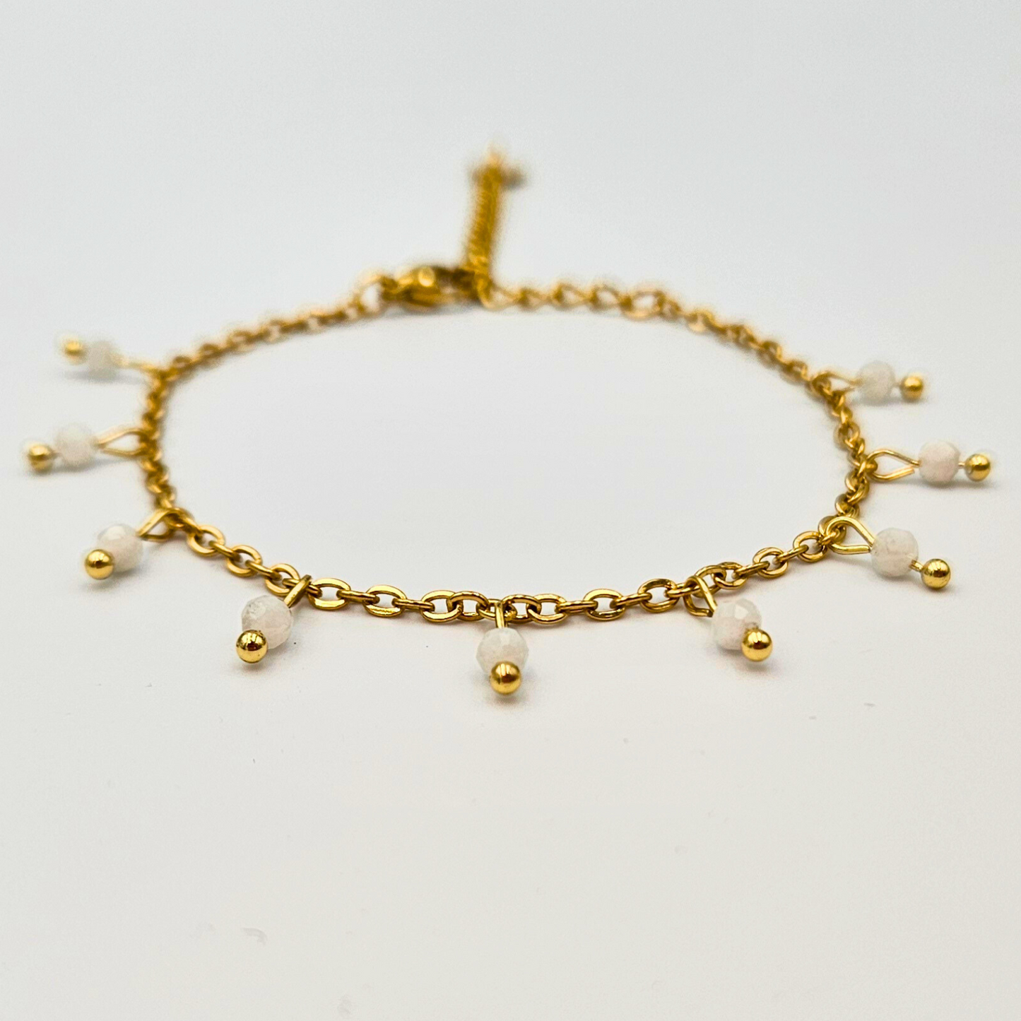 Armband van goldplated stainless steel met facetgeslepen maansteen