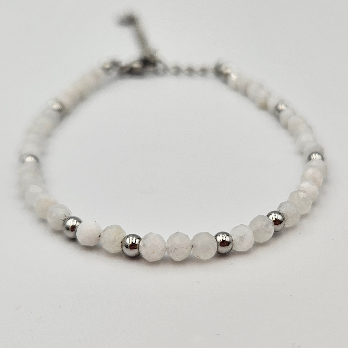 Armband van facetgeslepen maansteen afgewerkt met zilverkleurig stainless steel