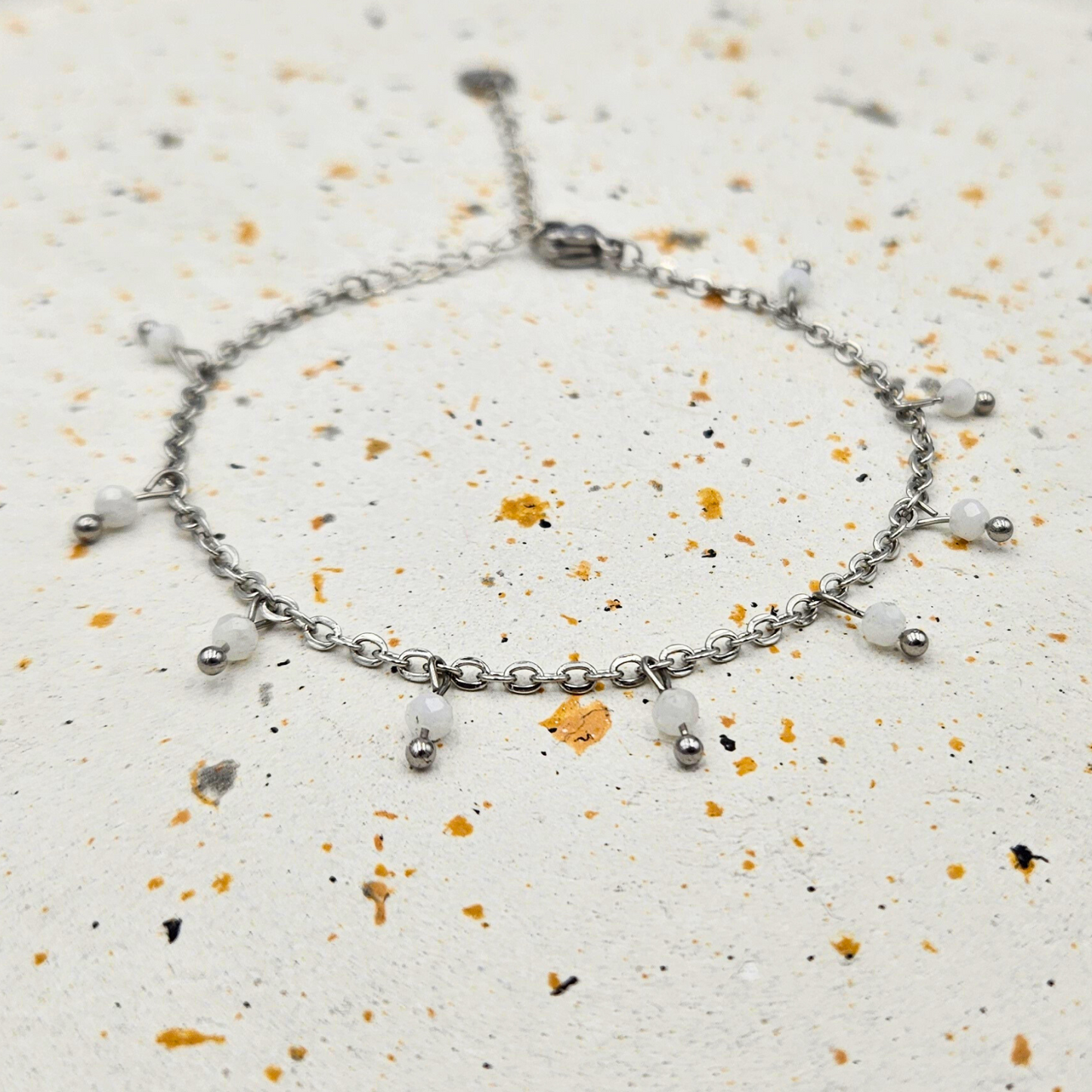 Armband gemaakt van stainless steel met facetgeslepen maansteen edelsteentjes