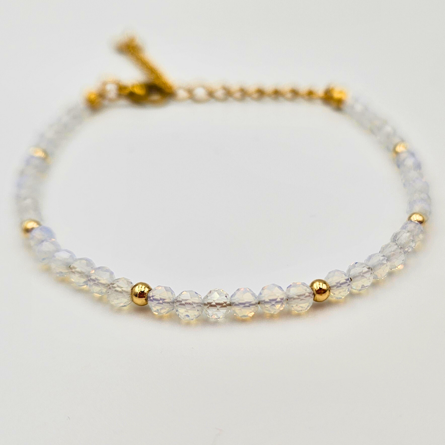 Armband van facetgeslepen opaliet afgewerkt met goldplated stainless steel