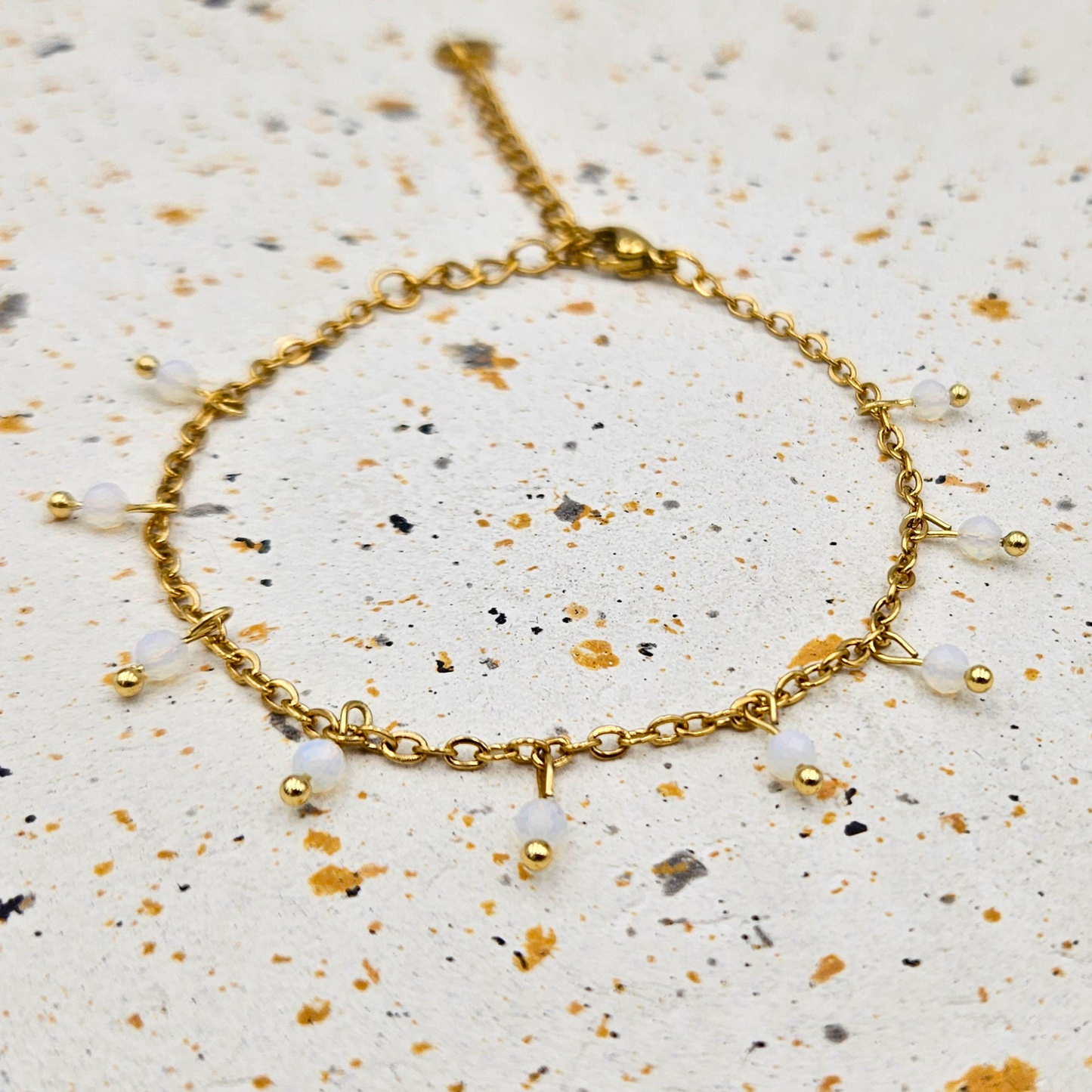 Armband van goldplated stainless steel met facetgeslepen opaliet