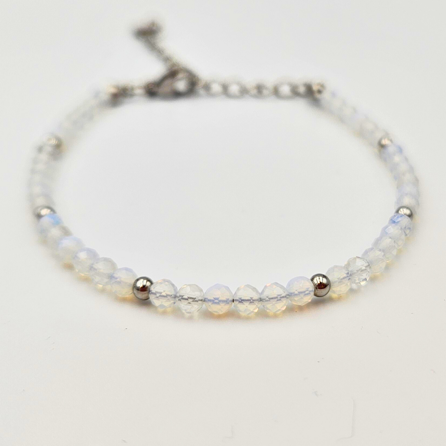 Armband van facetgeslepen opaliet afgewerkt met zilverkleurig stainless steel