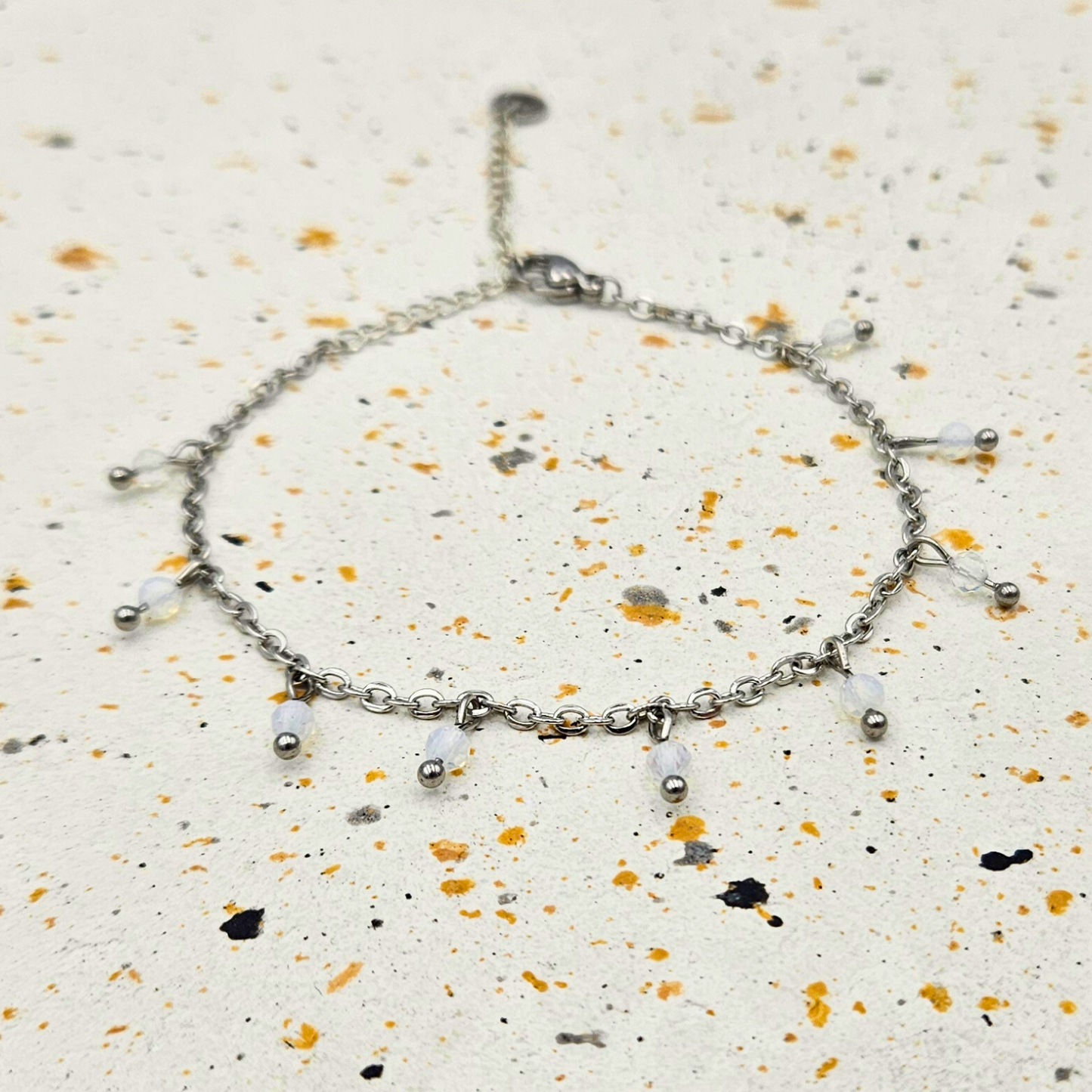 Armband gemaakt van stainless steel met facetgeslepen opaliet edelsteentjes
