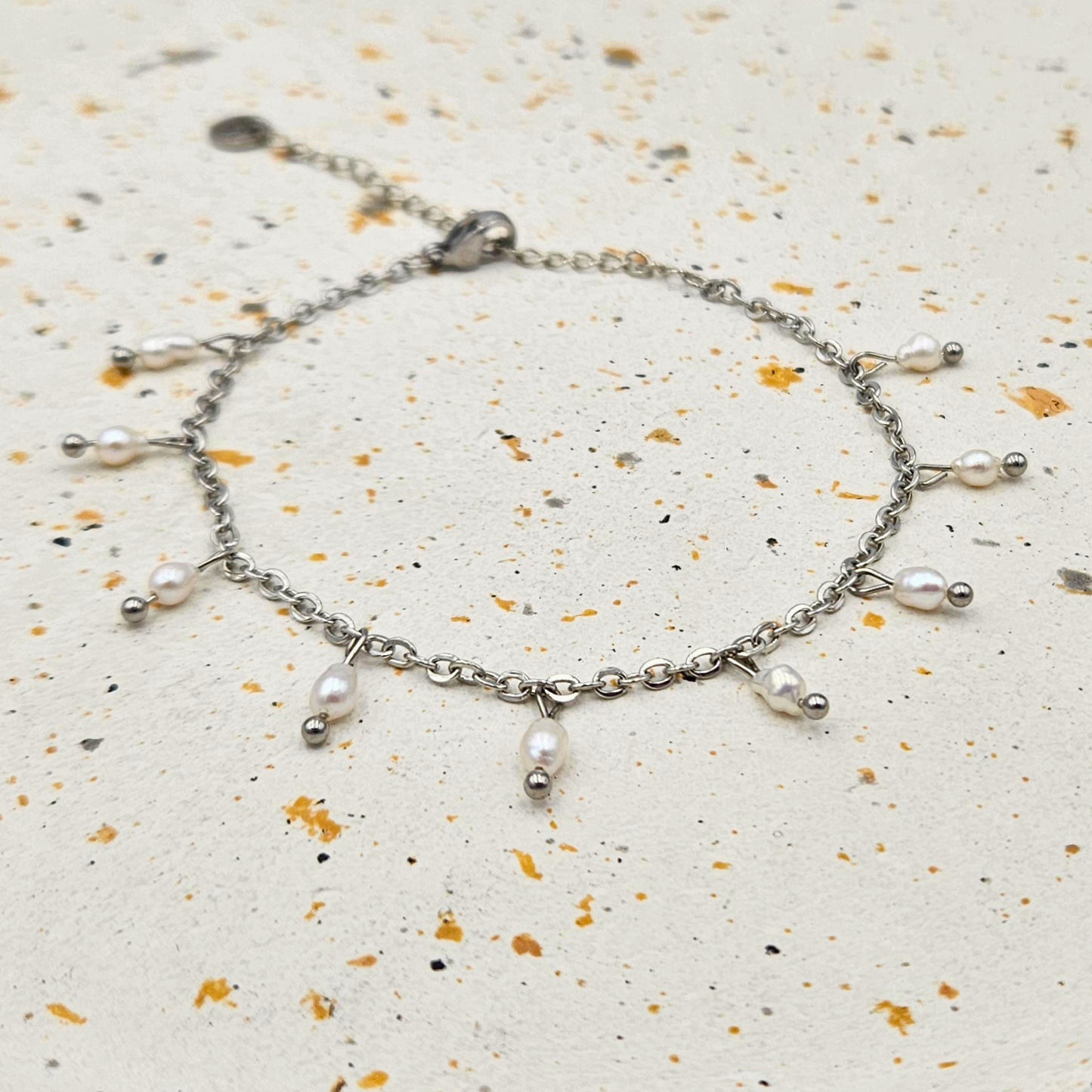 Armband gemaakt van stainless steel met kleine zoetwaterparels