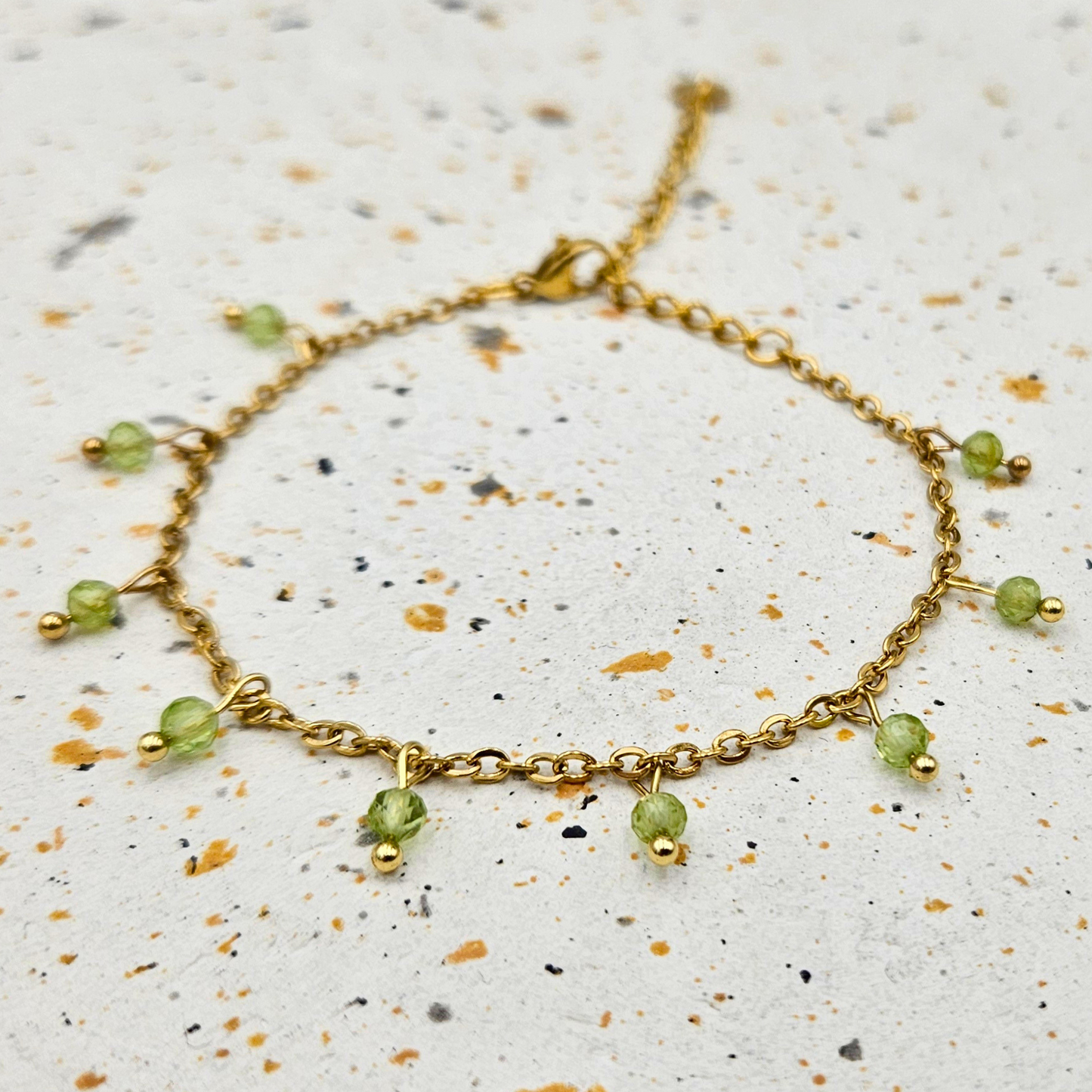 Armband van goldplated stainless steel met facetgeslepen peridot