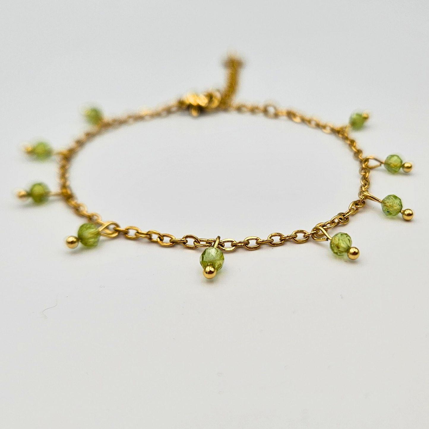 Armband van goldplated stainless steel met facetgeslepen peridot