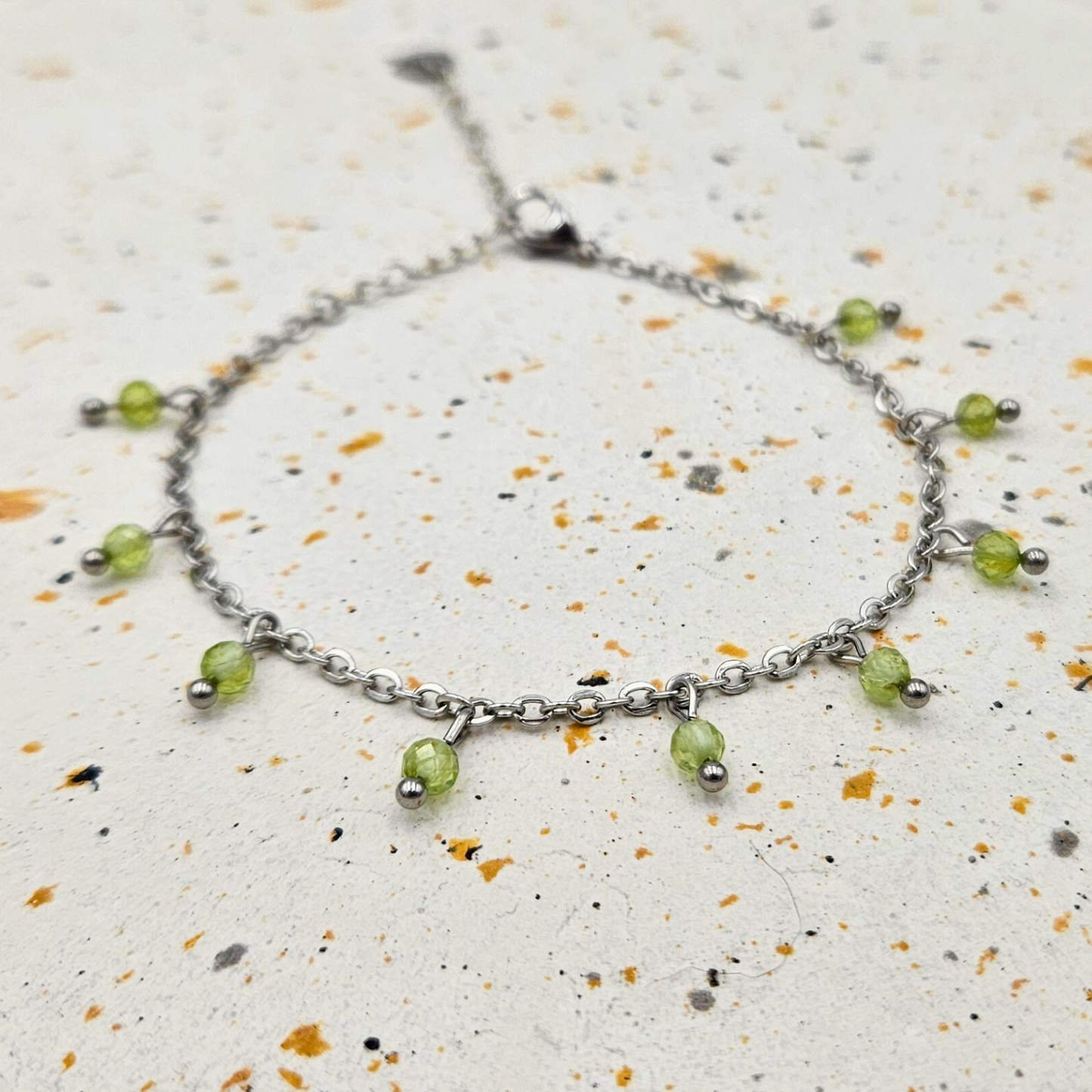 Armband gemaakt van stainless steel met facetgeslepen peridot edelsteentjes