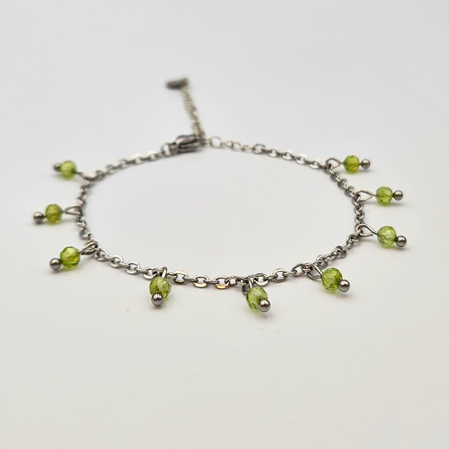 Armband gemaakt van stainless steel met facetgeslepen peridot edelsteentjes