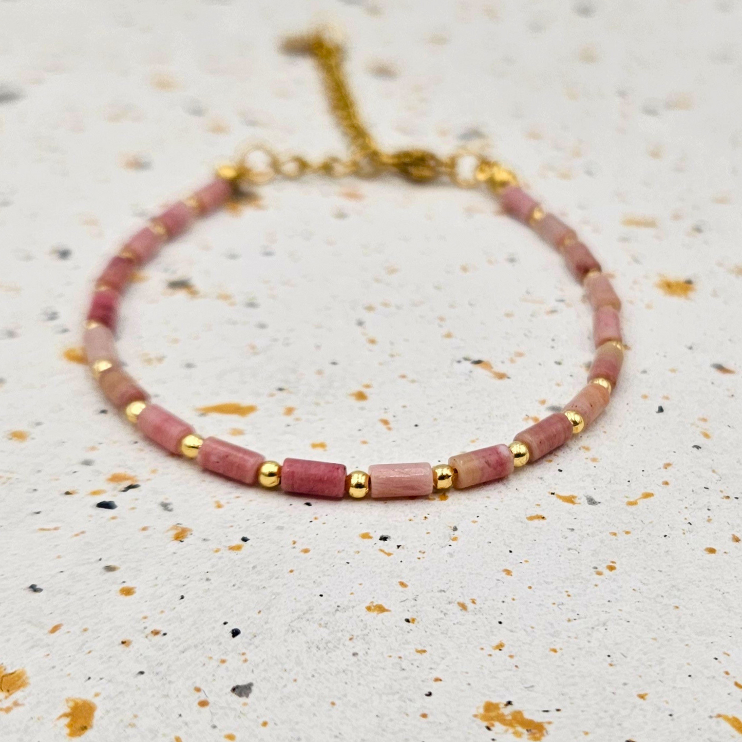 Armband van goldplated stainless steel en rhodoniet