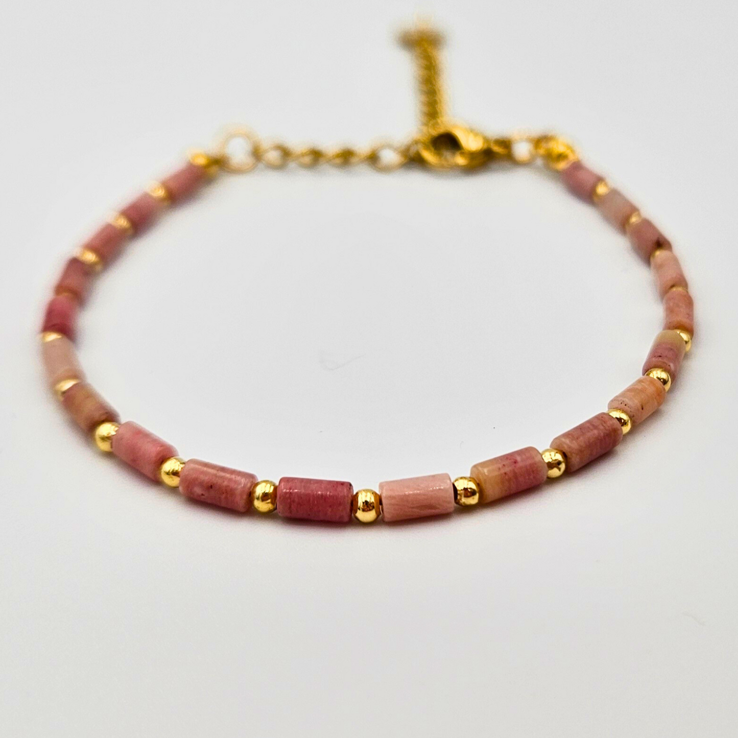 Armband van goldplated stainless steel en rhodoniet