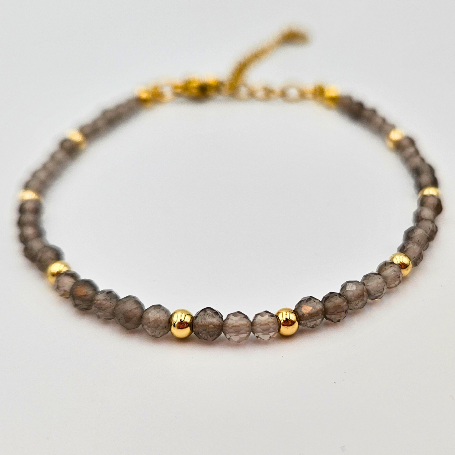 Armband van facetgeslepen rookkwarts afgewerkt met goldplated stainless steel