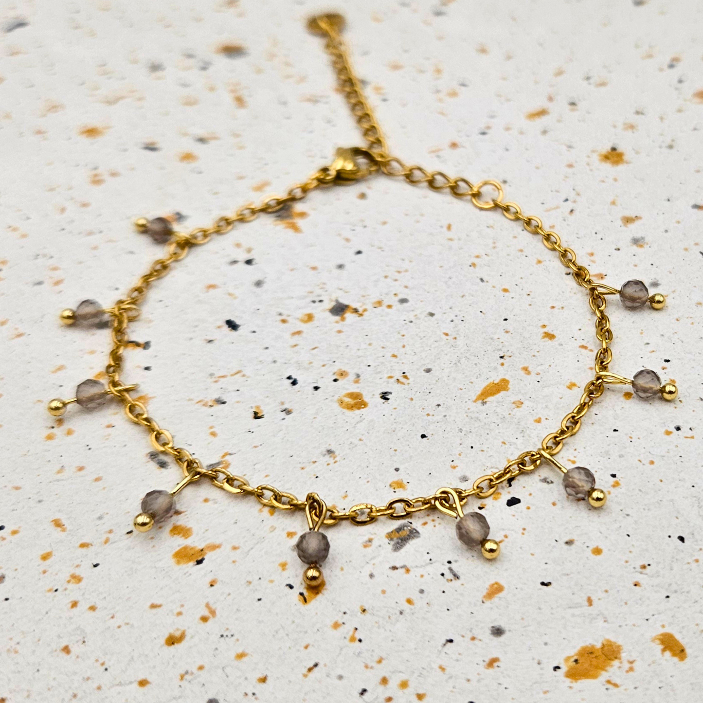 Armband van goldplated stainless steel met facetgeslepen rookkwarts