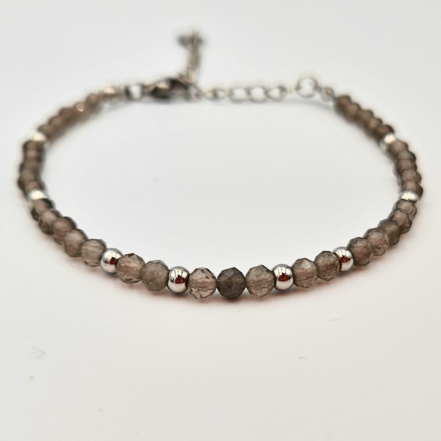 Armband van facetgeslepen rookkwarts afgewerkt met zilverkleurig stainless steel