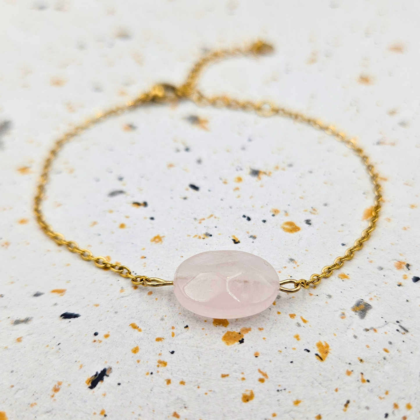 Armband van goldplated stainless steel met ovalen rozenkwarts