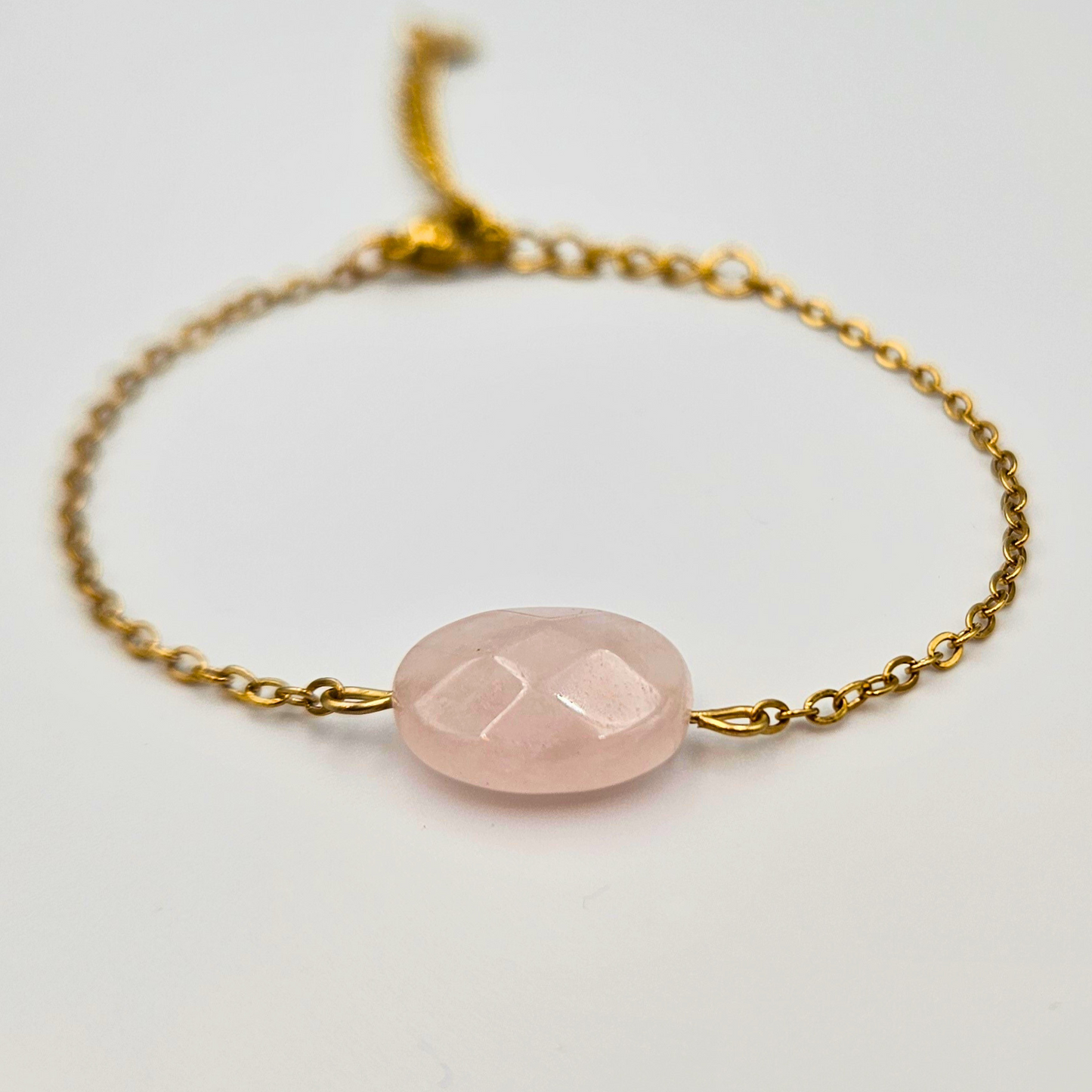 Armband van goldplated stainless steel met ovalen rozenkwarts
