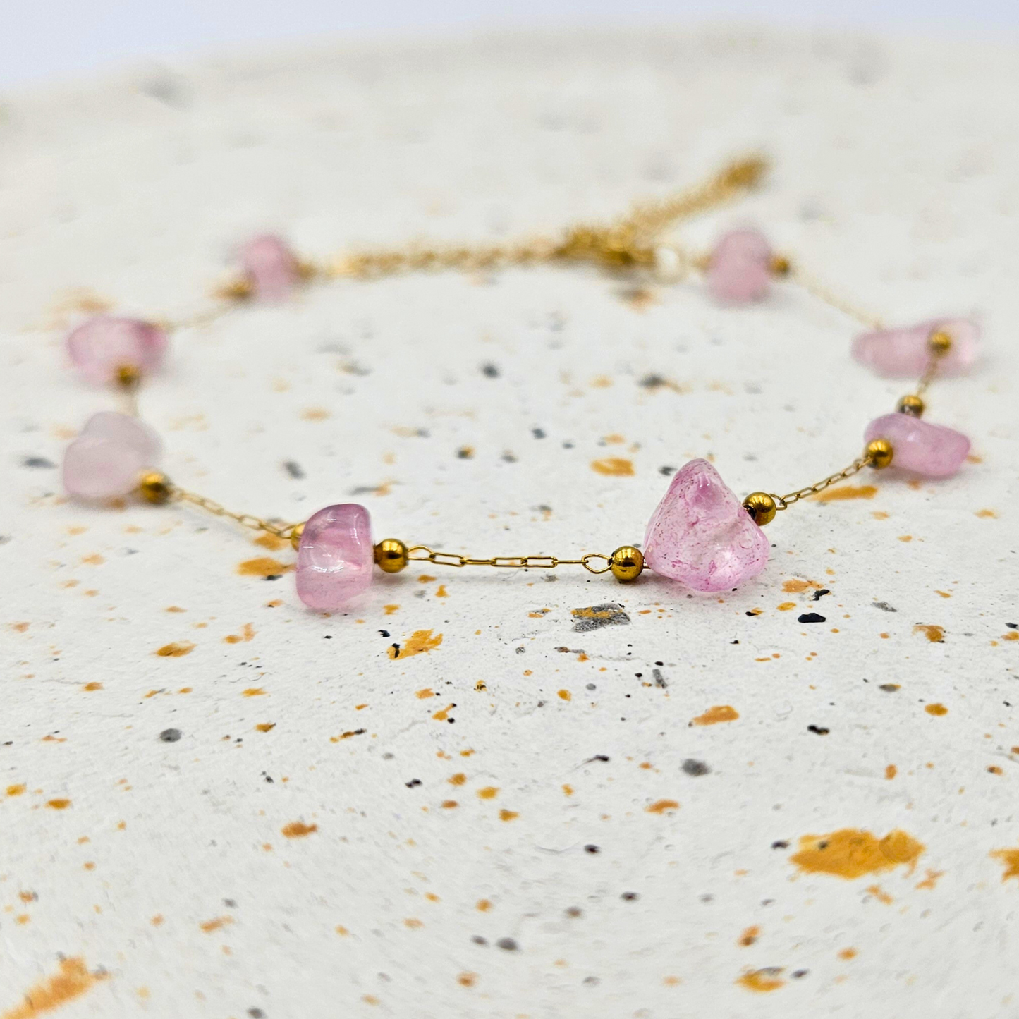 Armband van goldplated stainless steel met rozenkwarts chunks
