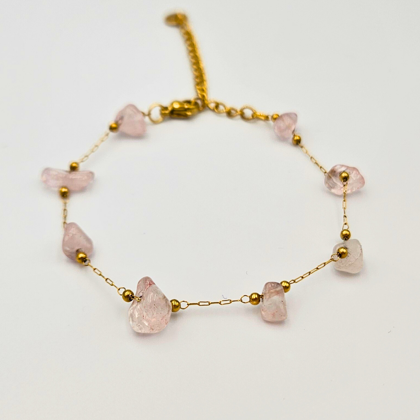 Armband van goldplated stainless steel met rozenkwarts chunks