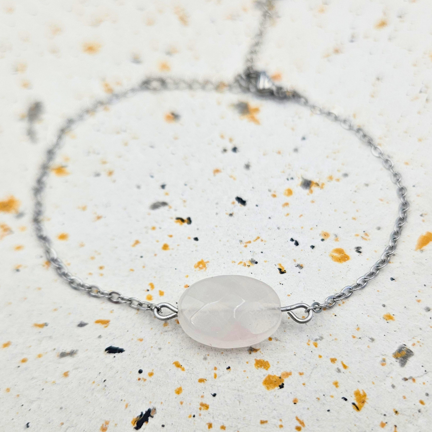 Armband gemaakt van stainless steel met ovalen rozenkwarts