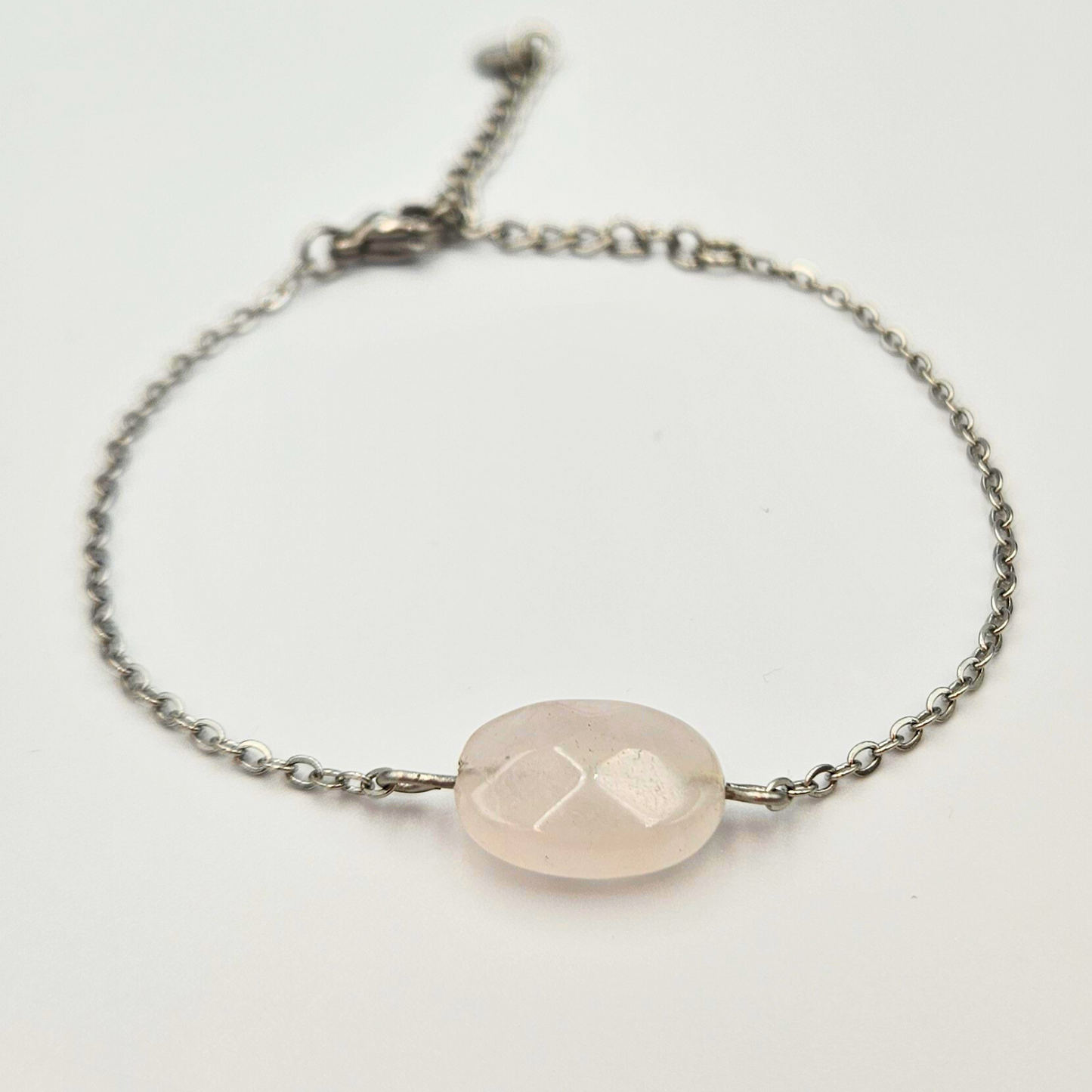 Armband gemaakt van stainless steel met ovalen rozenkwarts