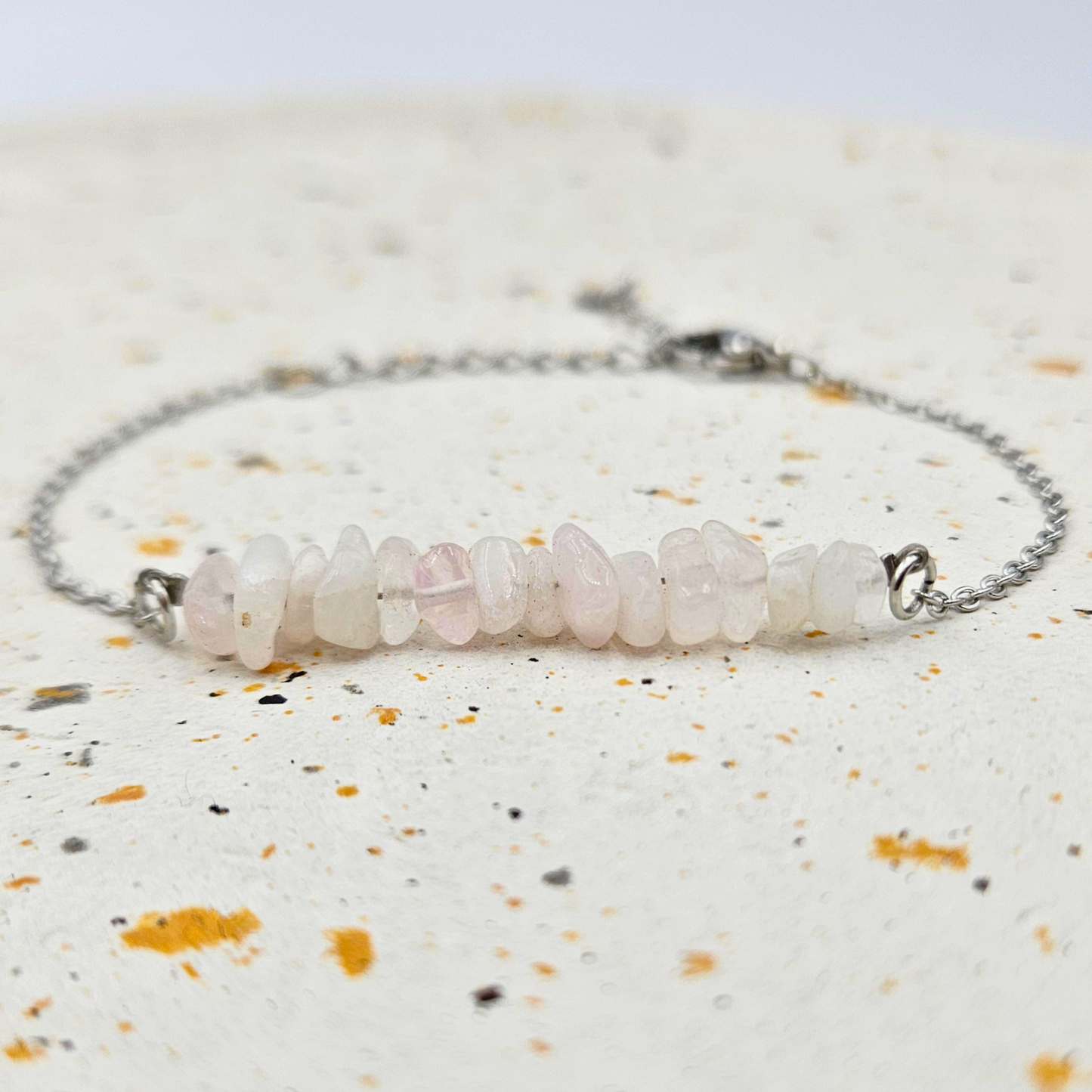 Armband gemaakt van stainless steel met rozenkwarts split